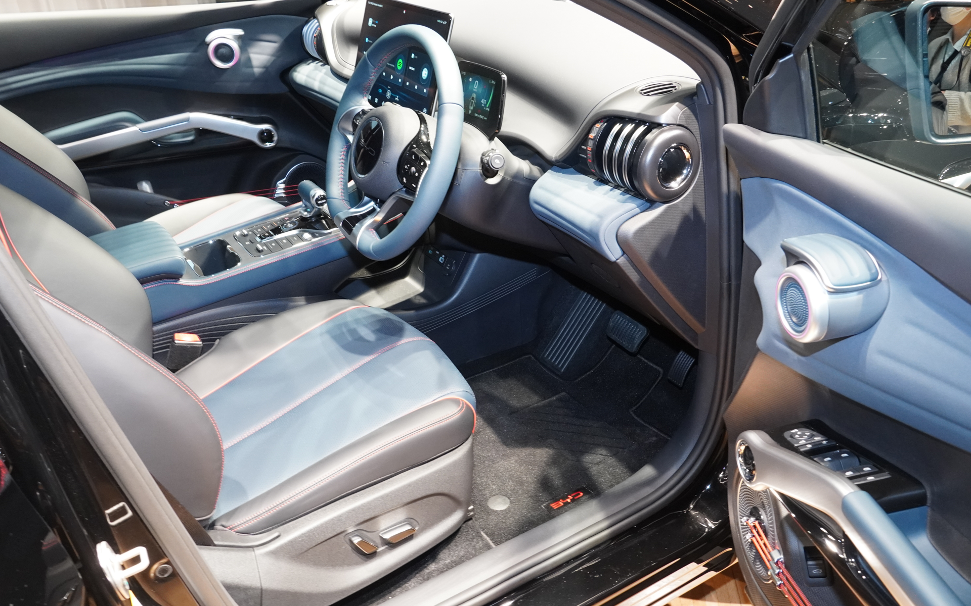 コスモスブラックに組み合わせる内装の新色「ブラック/ダークブルー」