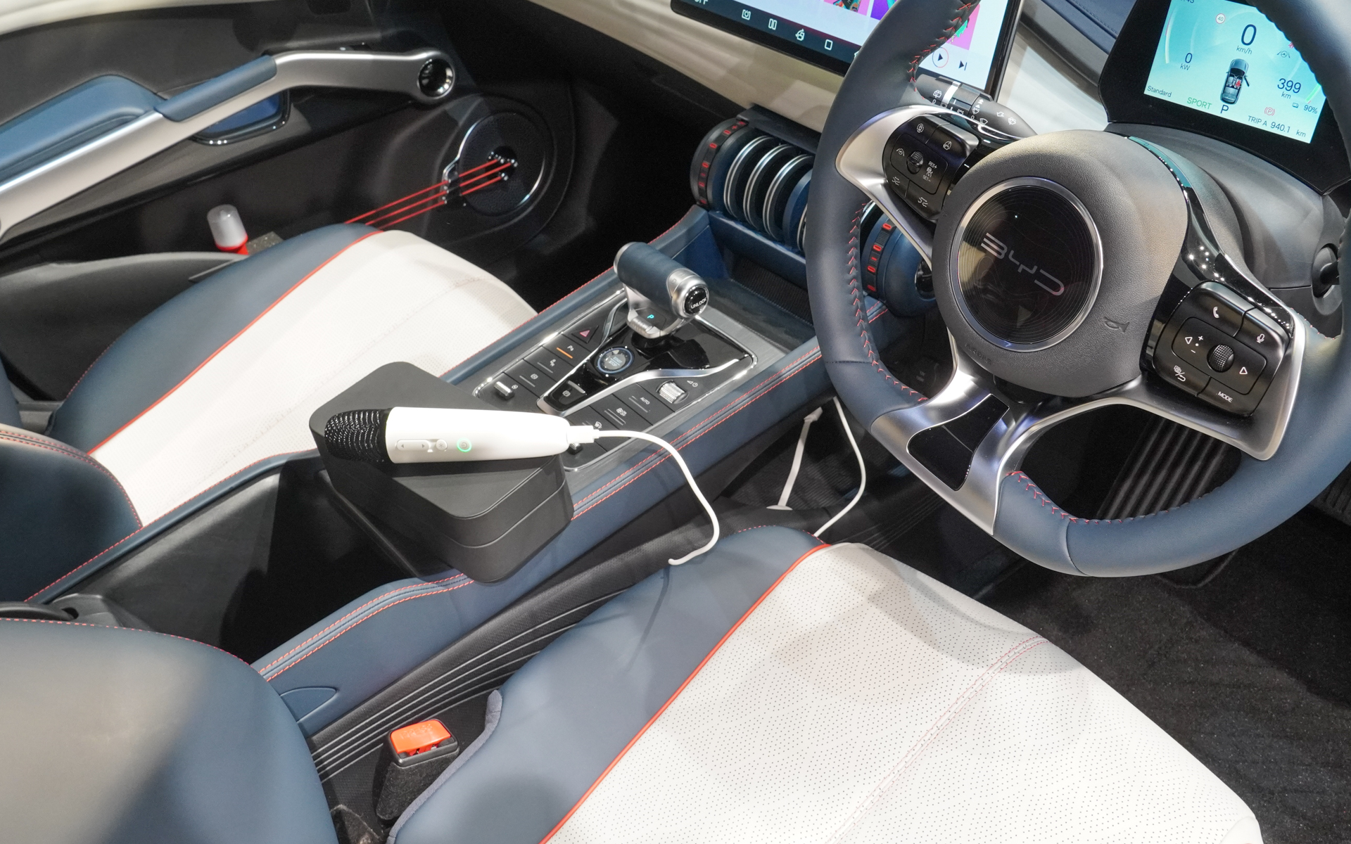 別売りで発売予定のマイク。車内でカラオケが本格的に楽しめるという