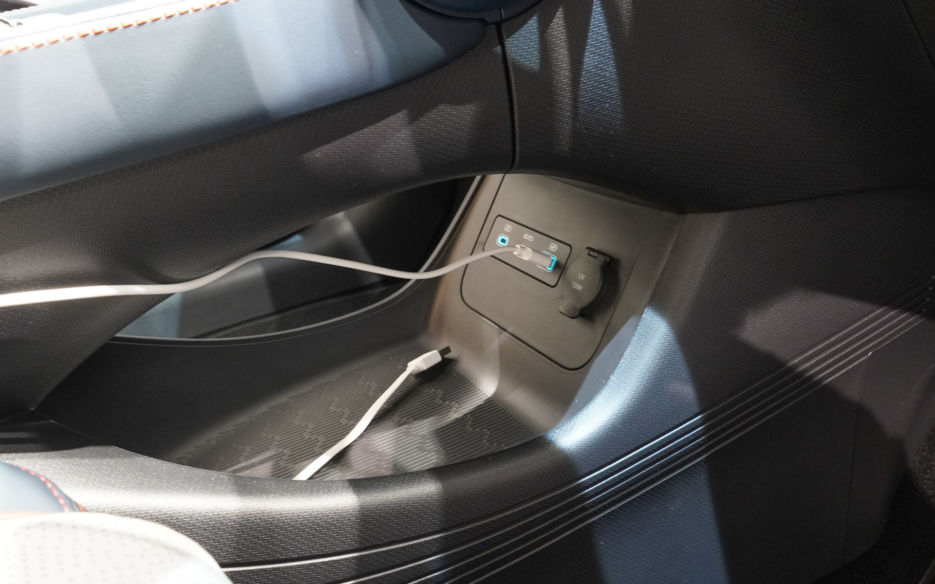 マイクはセンターコンソール下のUSB端子に接続する