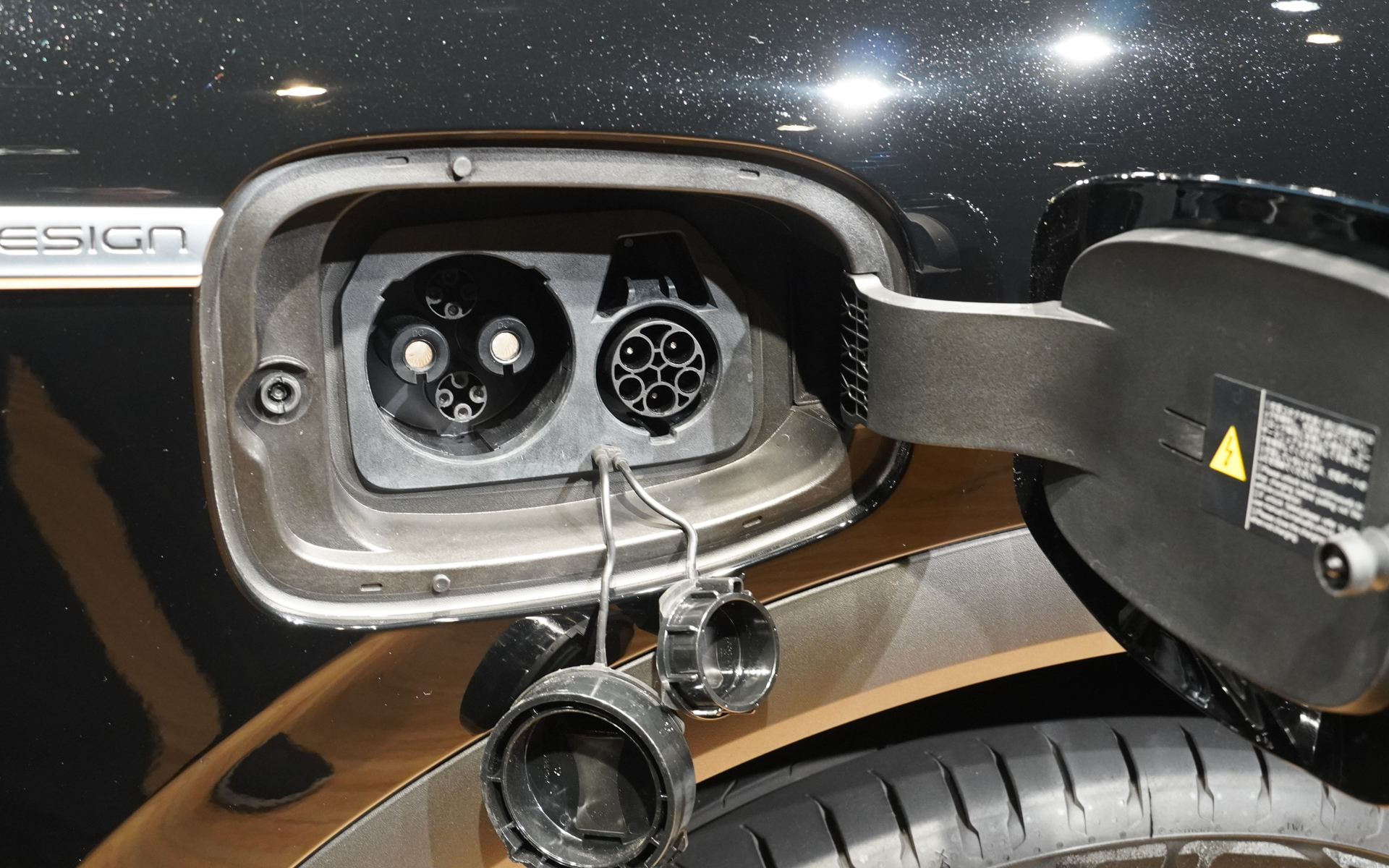 充電ポートは変わらず、急速充電のCHAdeMOと普通充電ポートが右フロントサイドにある