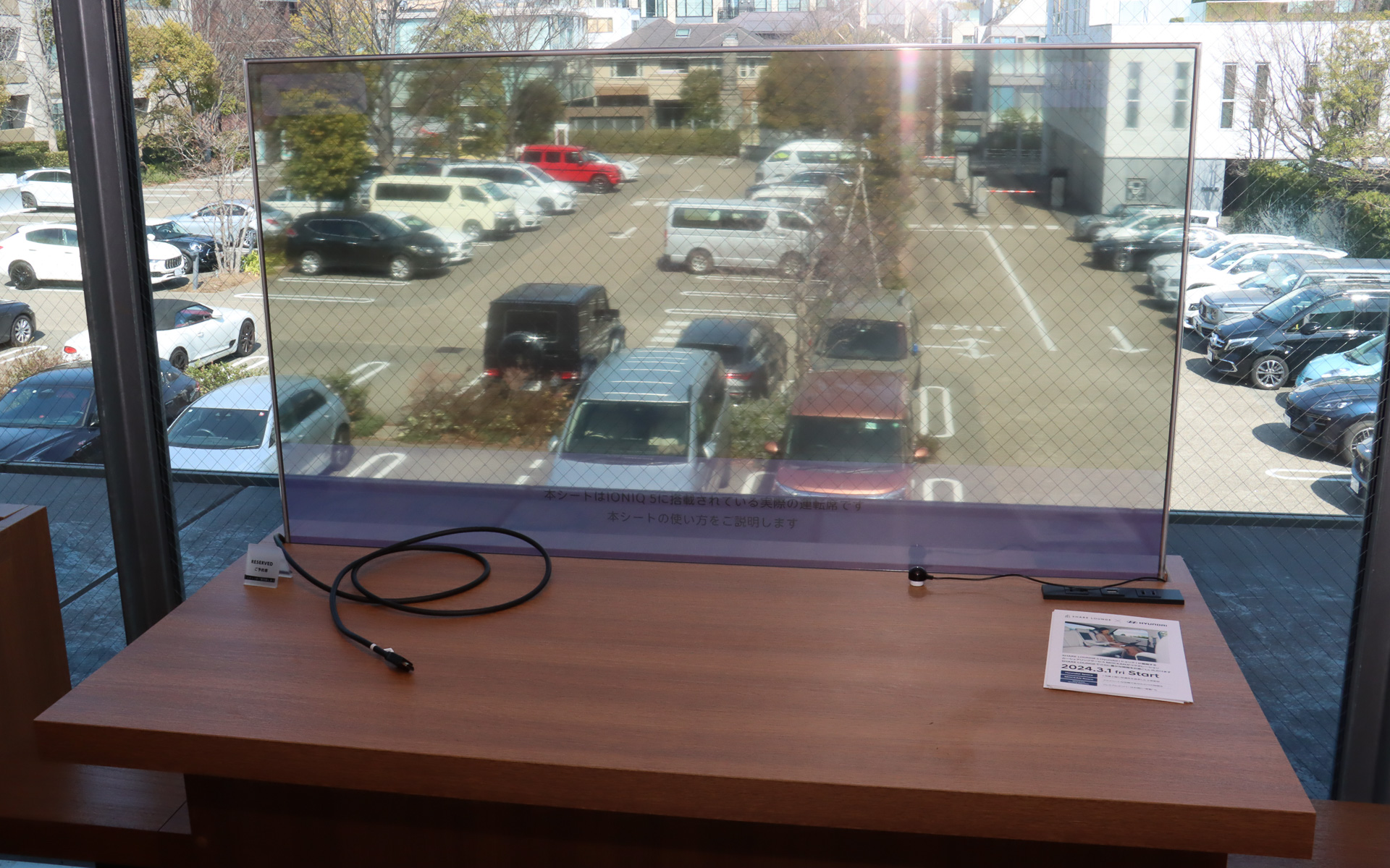 広々とした作業用テーブルにLG製の「55型透過有機ディスプレイ」を設置