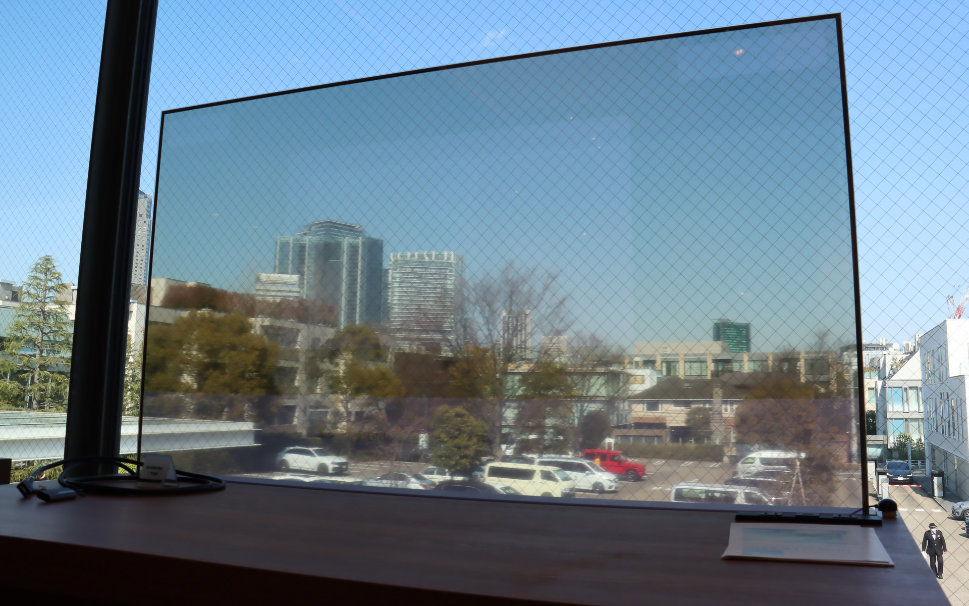 アイオニック 5の「ARヘッドアップディスプレイ」をイメージした画面では、北側にある渋谷のビル街を背景としつつ、ヒョンデの世界観を表現するイメージムービーを放映