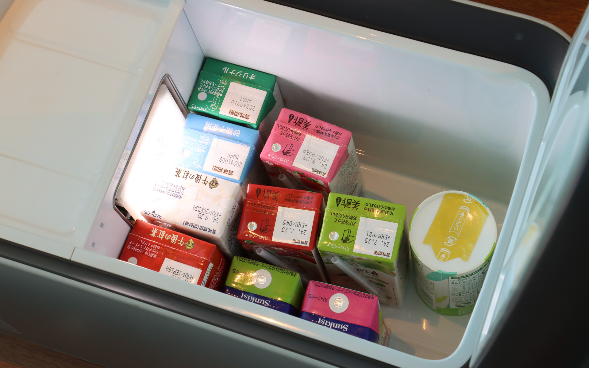 内部では飲み物が冷やされており、席に座ったまま喉を潤せる