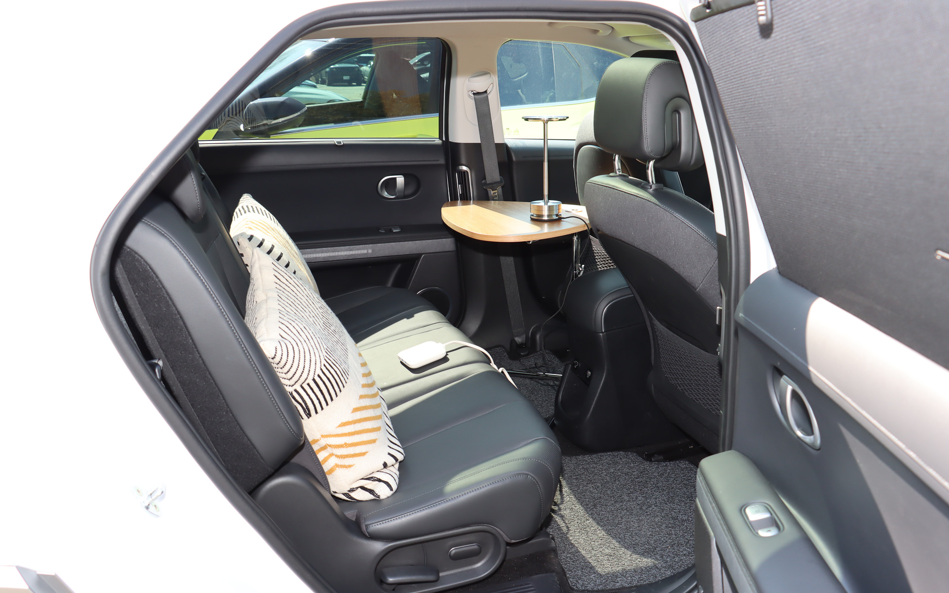 MOCEAN Roomのメインとして想定されている後席空間。テーブルを設置するため助手席は前方にスライドさせられており、最大3人での利用をめどとしている。2人以上で利用する場合はそれぞれに利用登録が必要となる