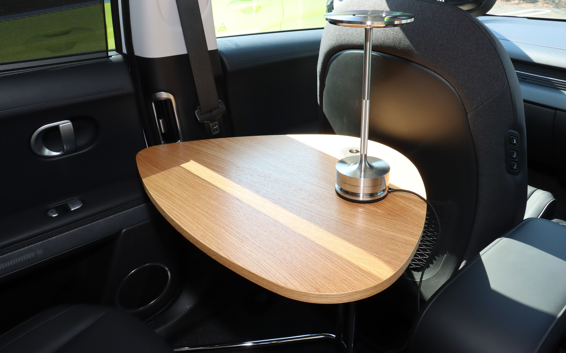 作業用のテーブルとデスクライト