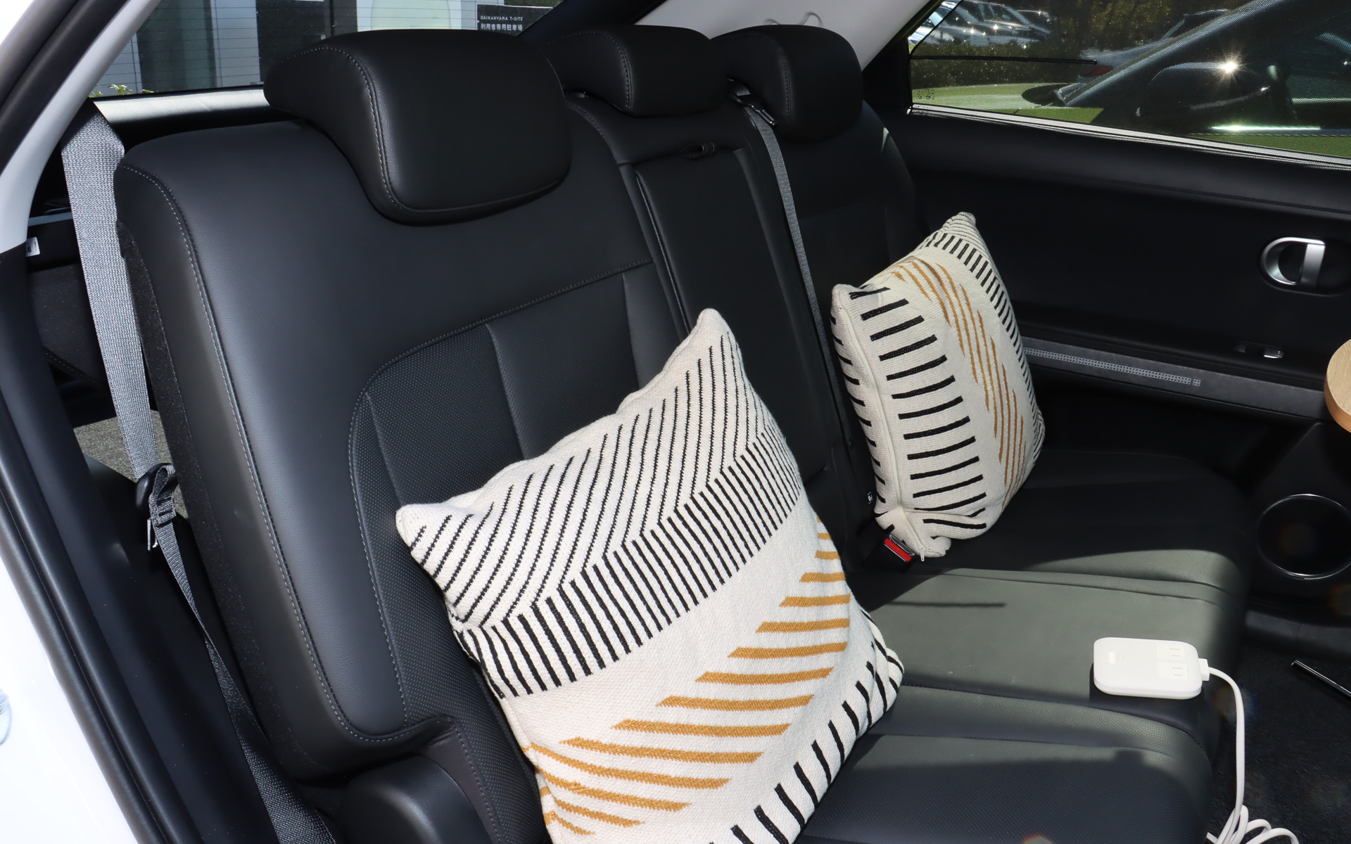 各シートにクッションが置かれ、「後部座席シートヒーター」も利用可能