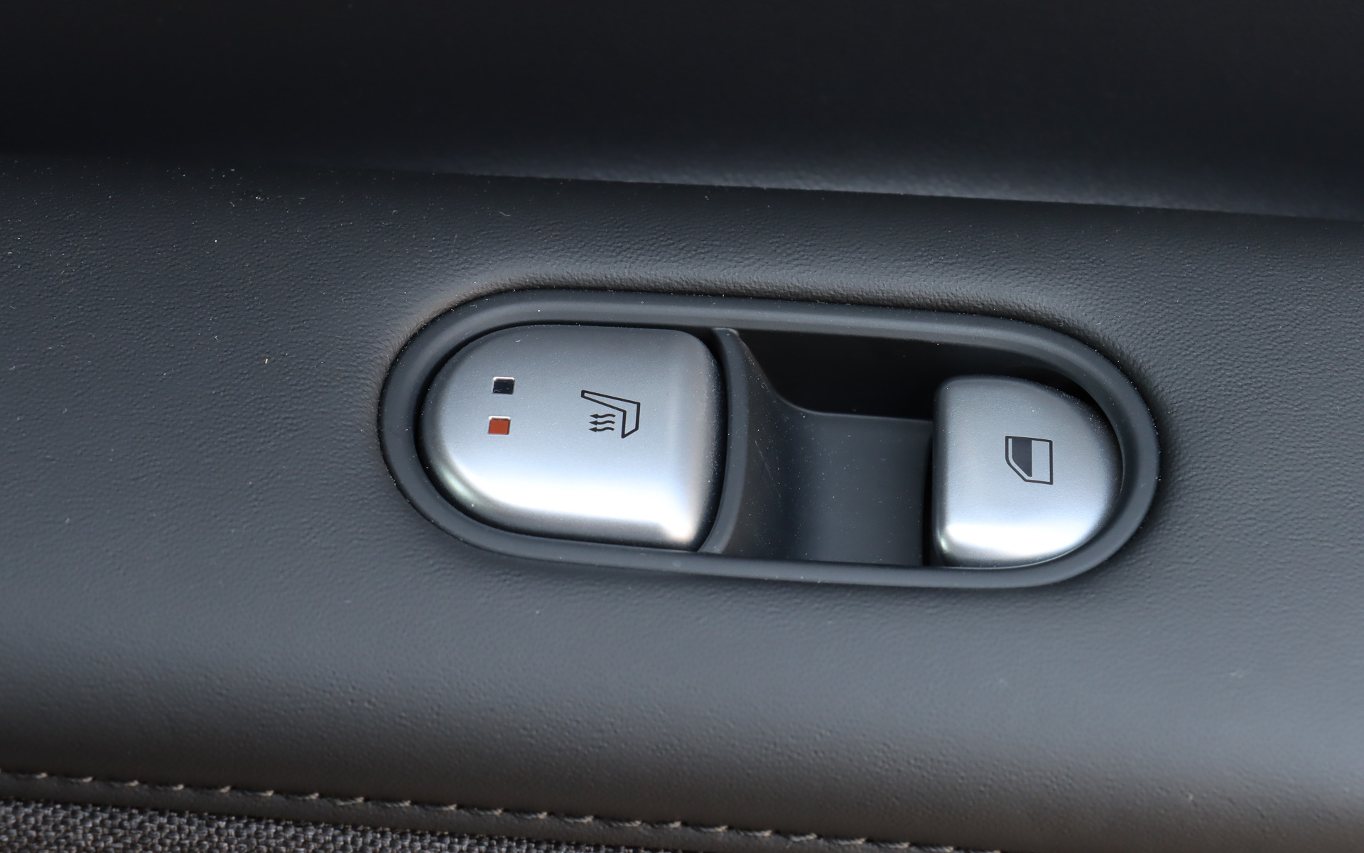 各シートにクッションが置かれ、「後部座席シートヒーター」も利用可能