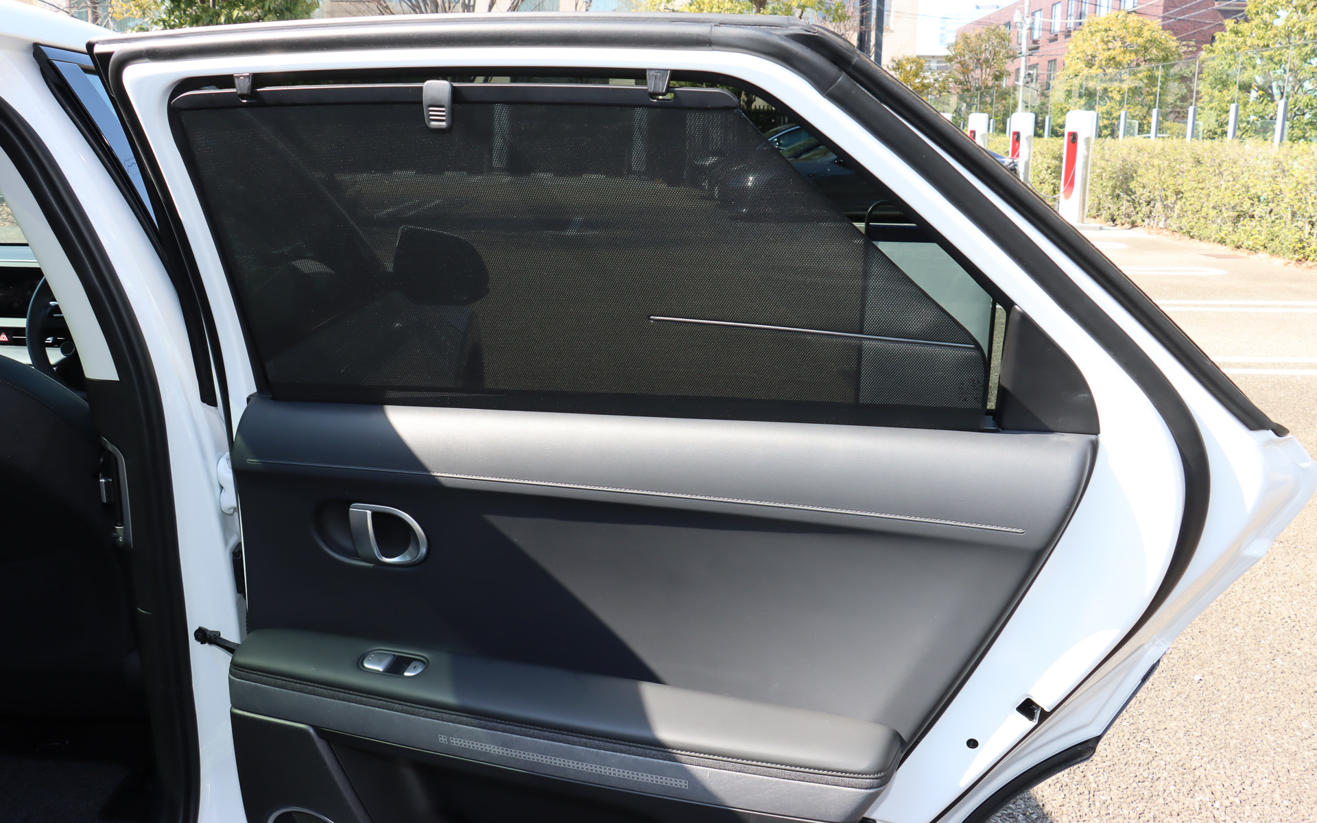 ドアトリム内臓式の「後部座席ドアカーテン」である程度の日差しや視線を遮ることができる
