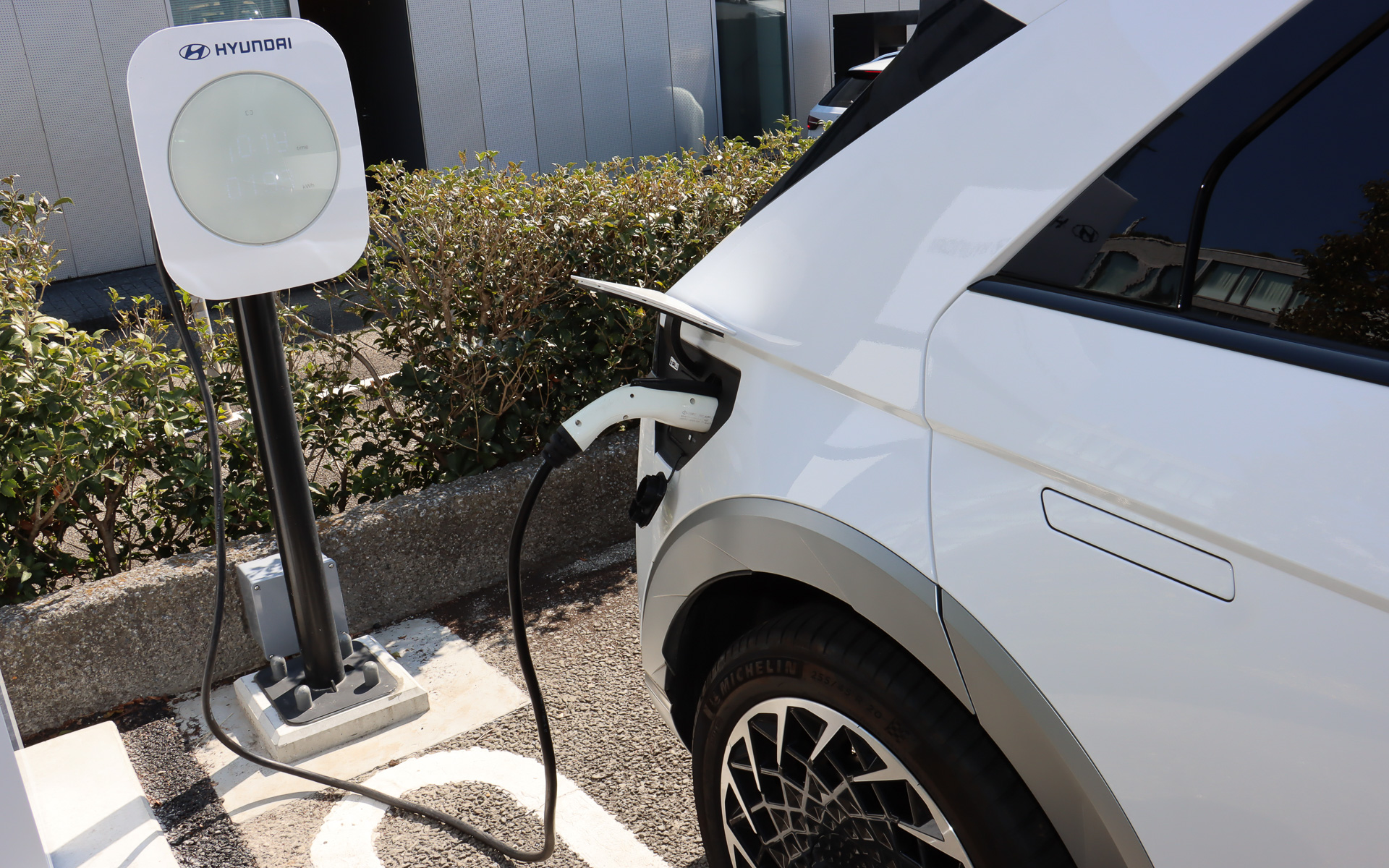 それぞれにCHAdeMO対応の充電器を設置している