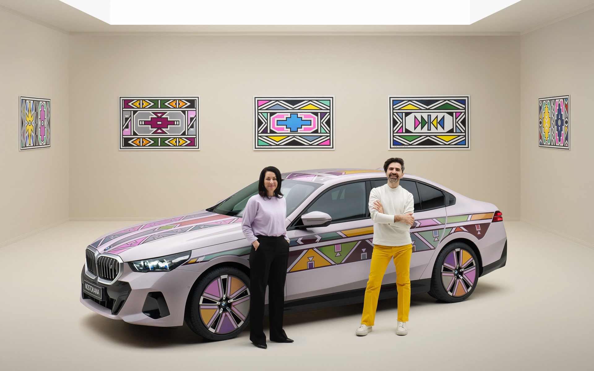 BMWグループ オープン・イノベーション・リサーチ・エンジニア Stella Clarke氏（左）と、BMWグループ デザイン責任者 Adrian van Hooydonk氏（右）