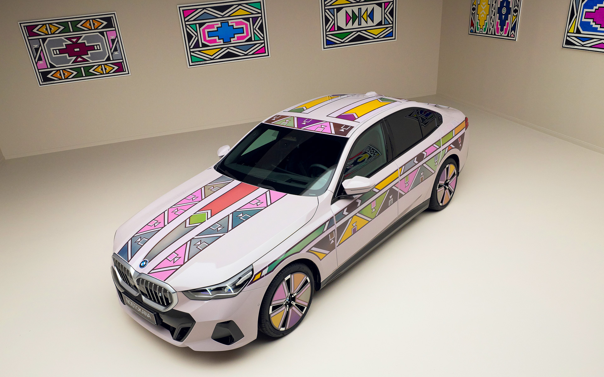 BMWは最新のカラーチェンジ技術とアートを融合させた「i5 Flow NOSTOKANA」を公開した