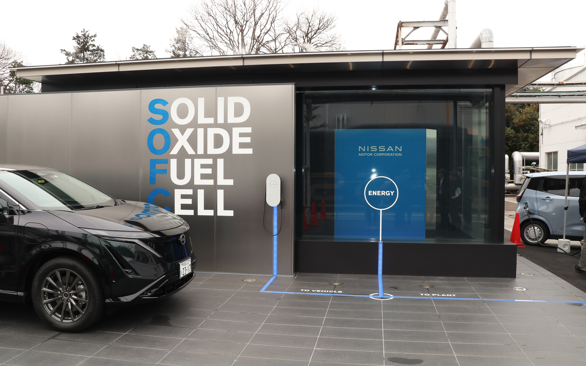 実証ユニットの右側にある、ガラスで素通しになった内側に設置されているのが中核となるSOFCシステム。左側には制御ユニットや燃料タンクなどが置かれている