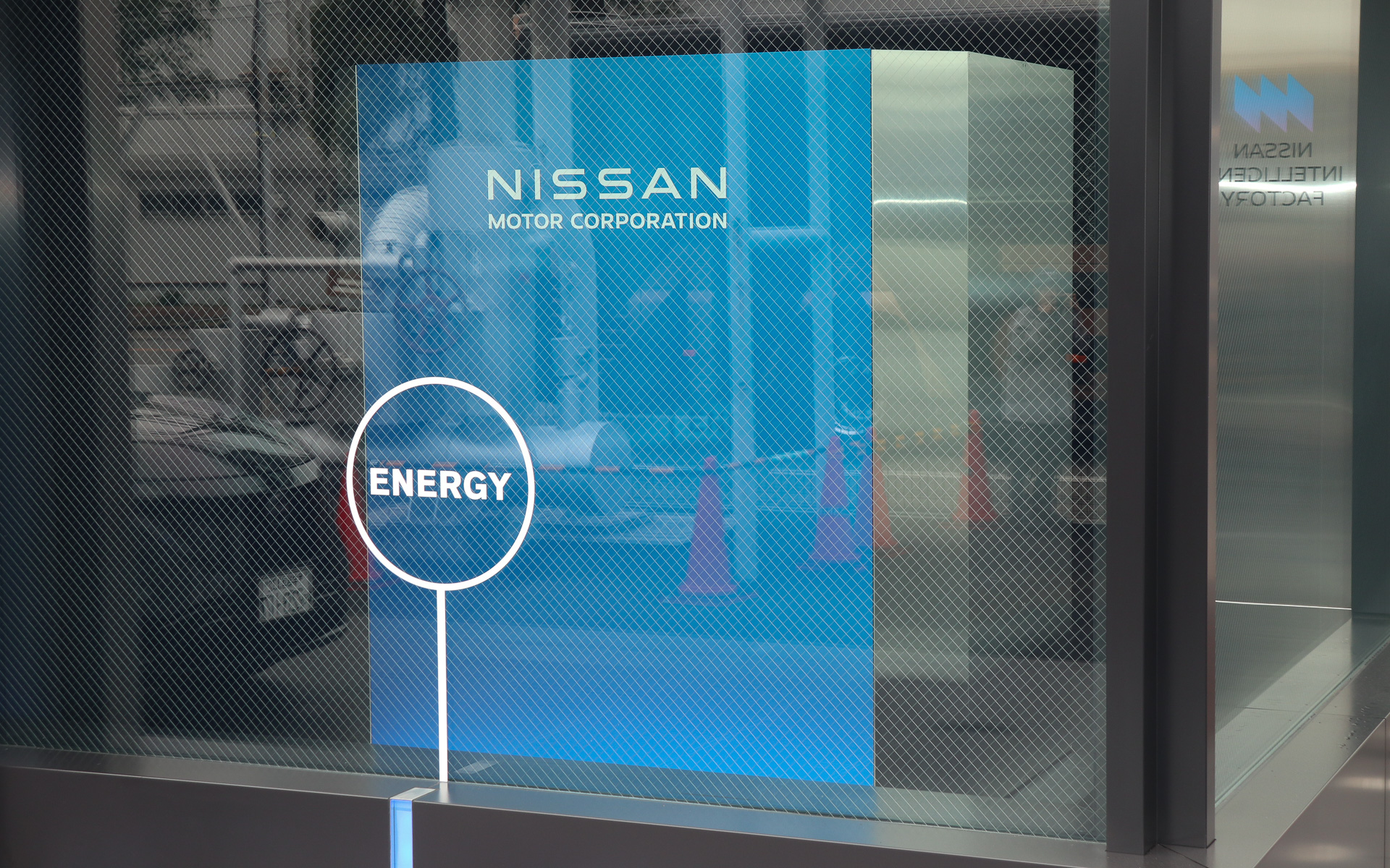 実証ユニットの右側にある、ガラスで素通しになった内側に設置されているのが中核となるSOFCシステム。左側には制御ユニットや燃料タンクなどが置かれている