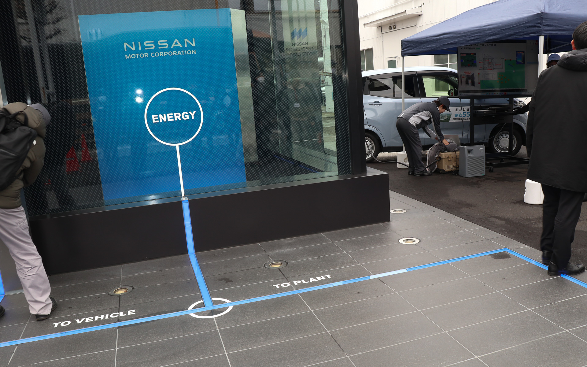 SOFCシステムで発電された電力は、地中に埋設された配電線を使って工場施設などに送られる