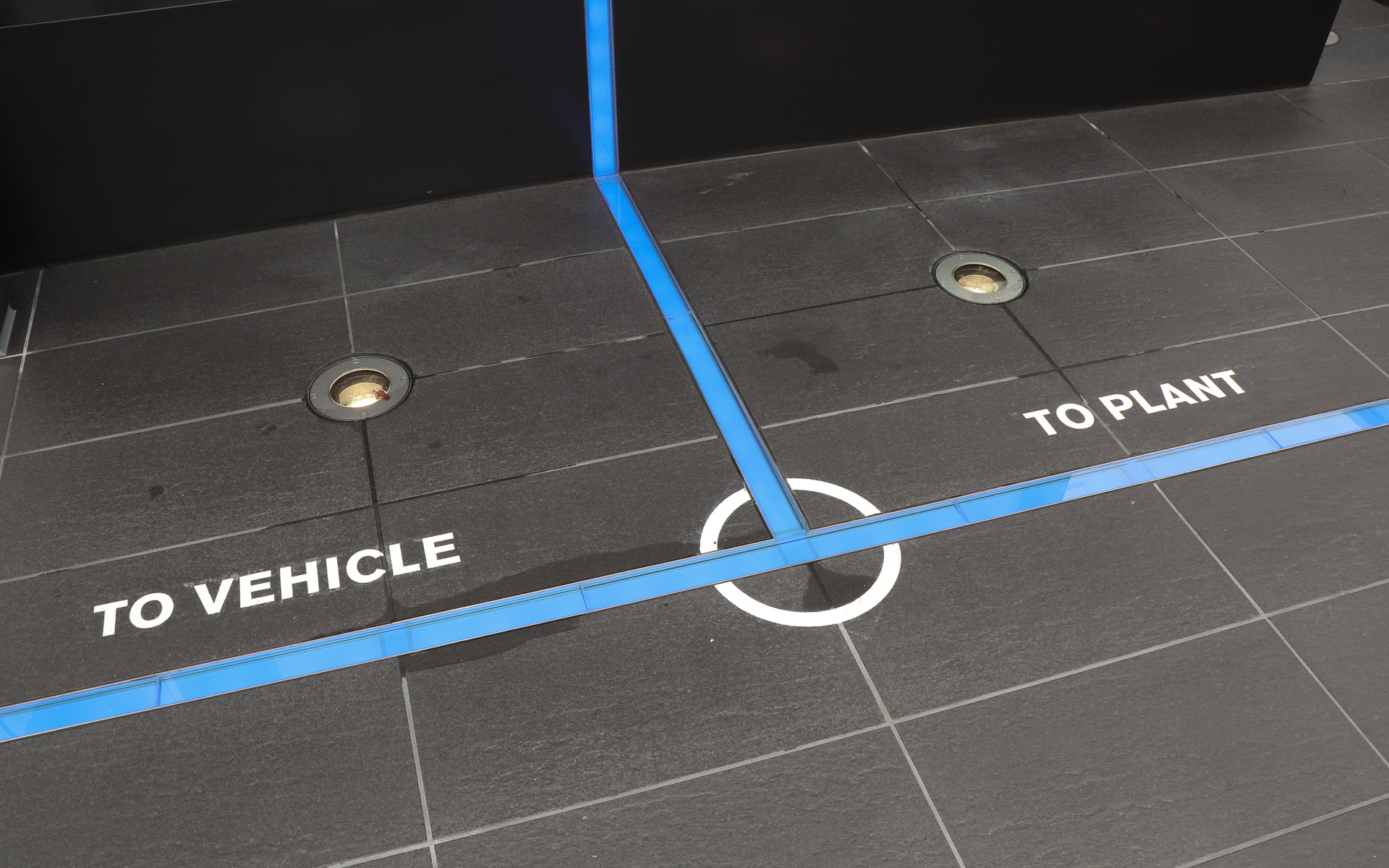 SOFCシステムで発電された電力は、地中に埋設された配電線を使って工場施設などに送られる