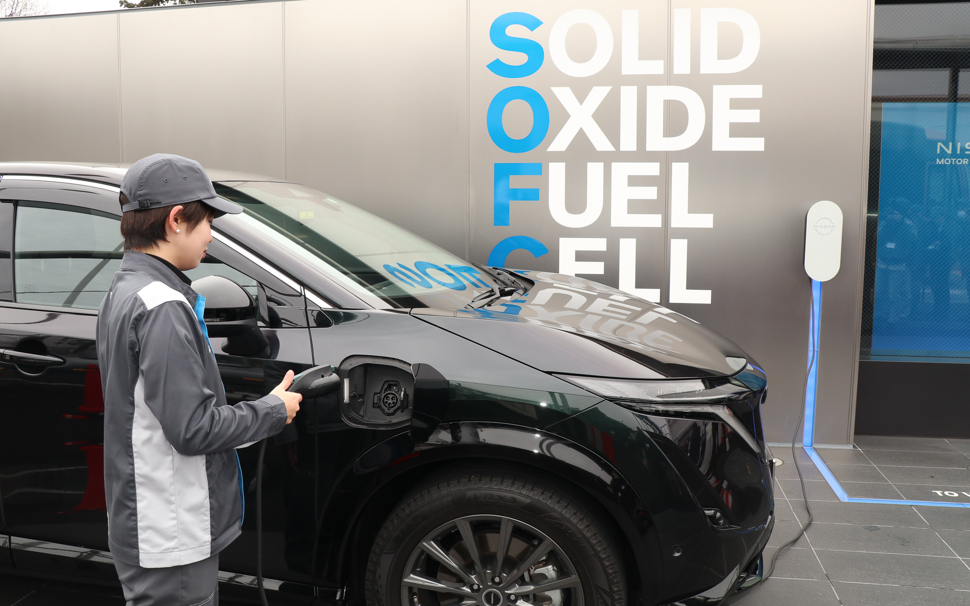 BEV（バッテリ電気自動車）の充電にも利用できるよう、車両向けの普通充電器も用意しているが、実証では基本的に発電した電気は工場での車両生産に利用されるとのこと