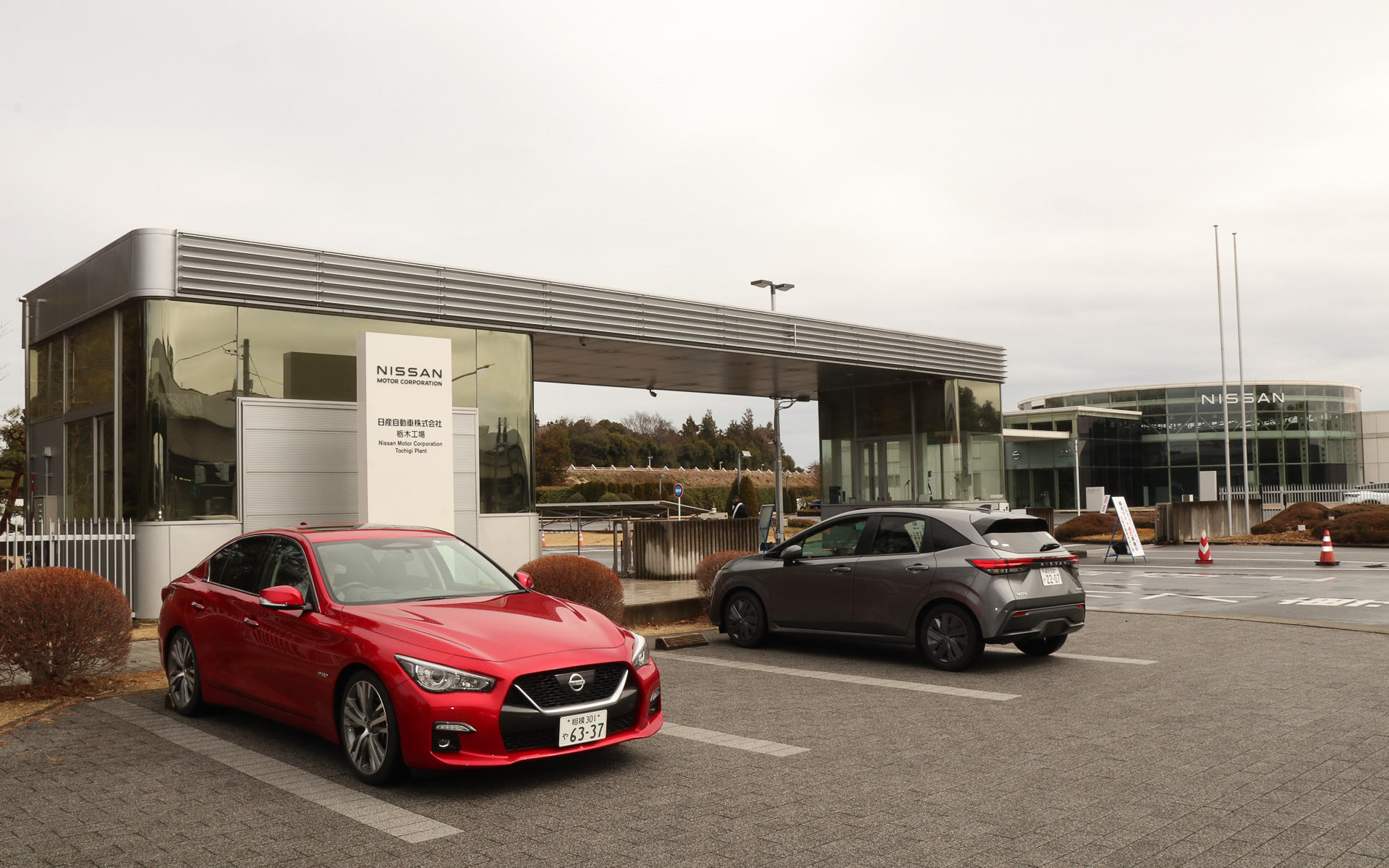日産 栃木工場の正門。右側にあるのは一般来場者向けのゲストホール