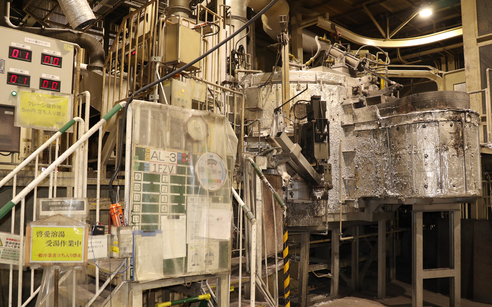 V型6気筒エンジン用シリンダーヘッドの鋳造に使われている大型ガス溶解炉