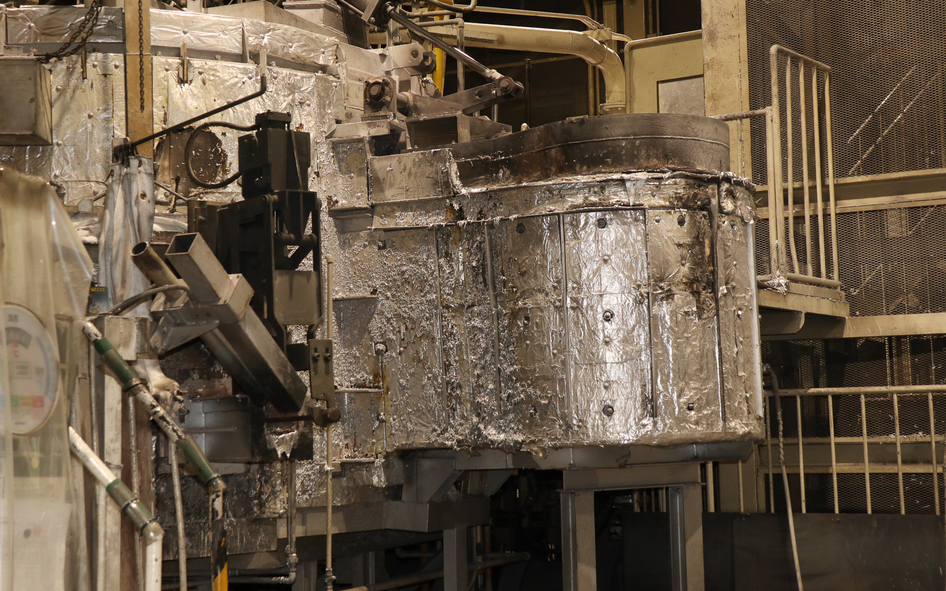 V型6気筒エンジン用シリンダーヘッドの鋳造に使われている大型ガス溶解炉