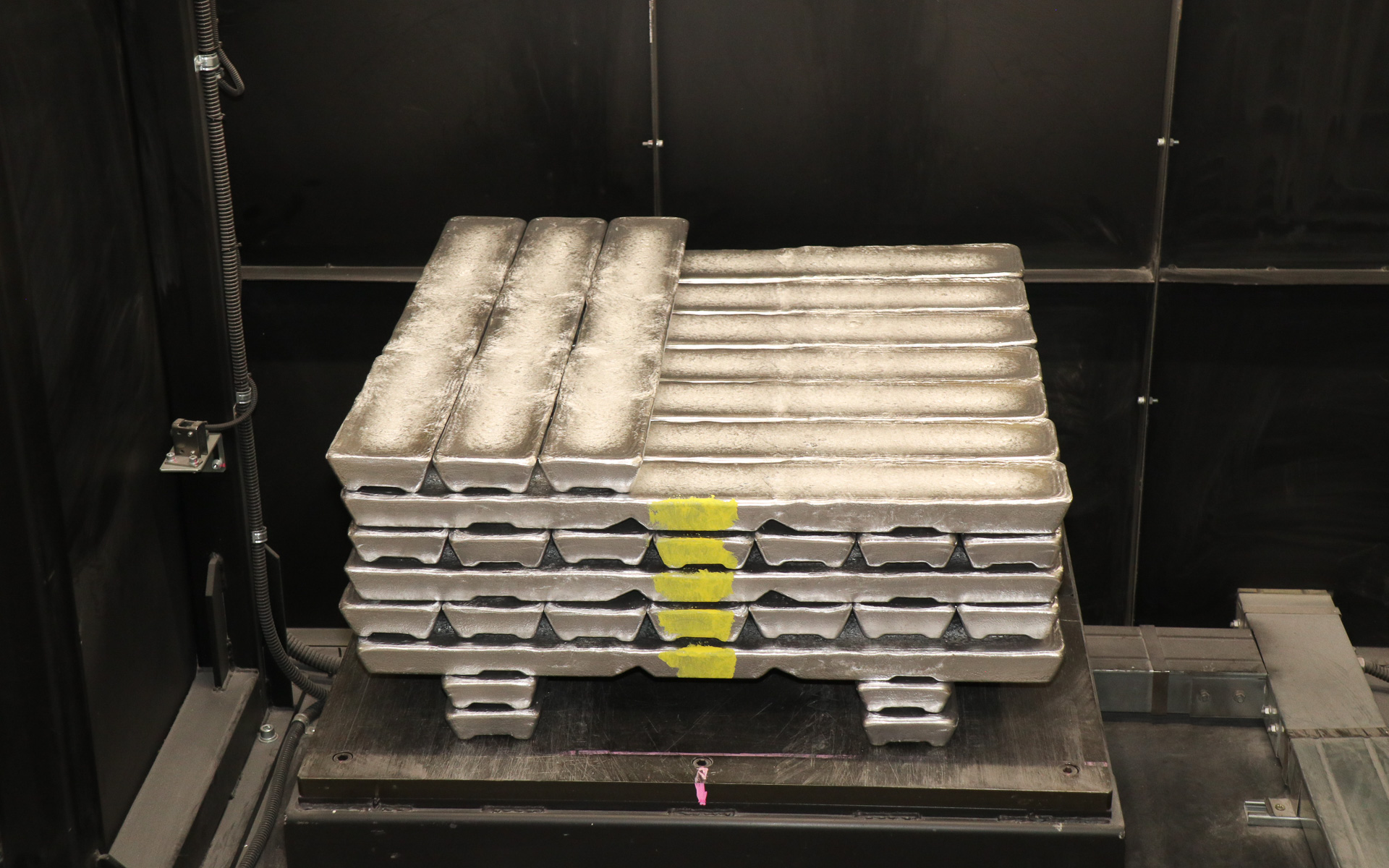 次の見学スポットに移動していると、ロボットアームがアルミインゴットを溶解炉に運ぶシーンも見ることができた