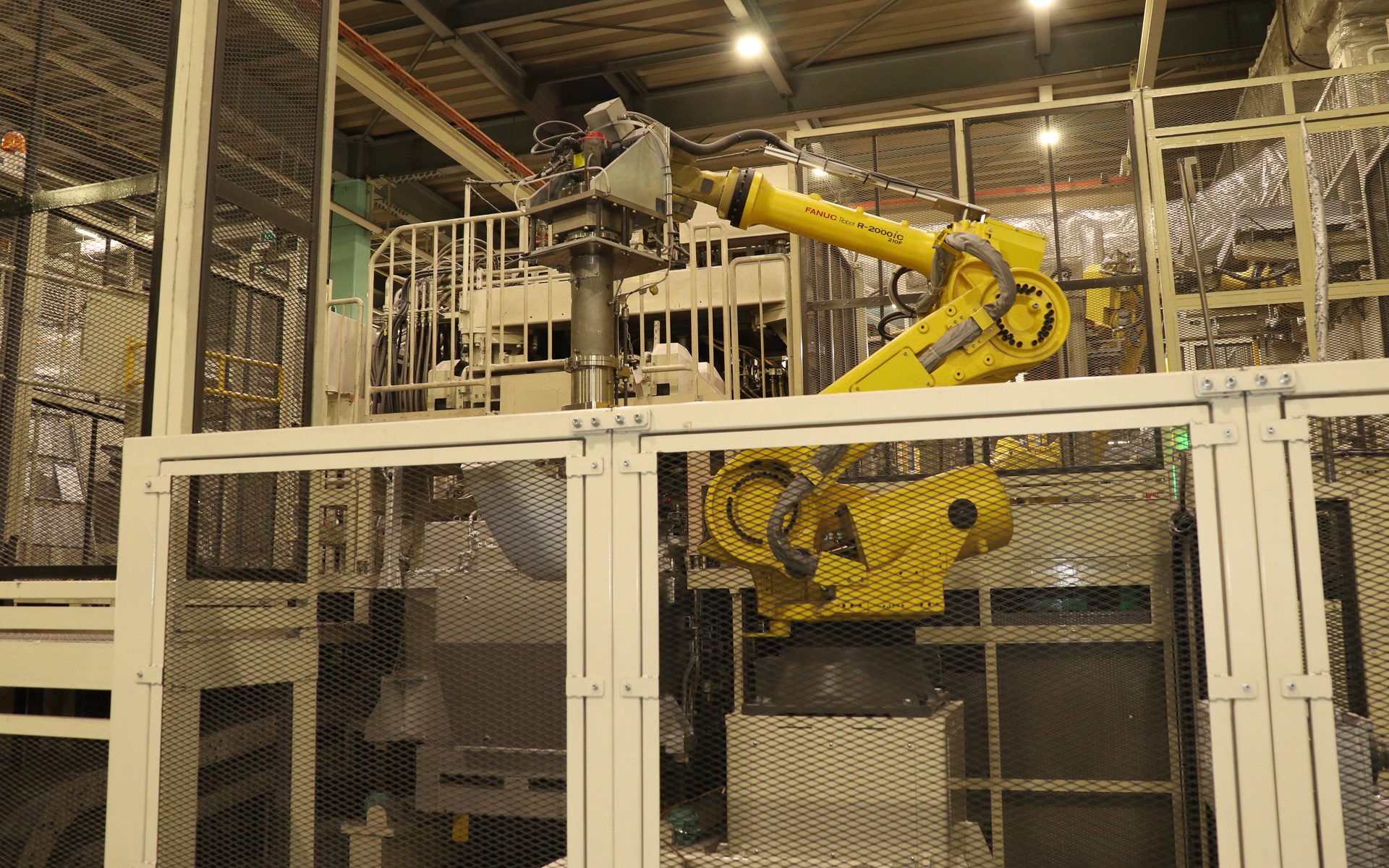 小型ガス溶解炉では保持炉を使ってロボットアームが溶けたアルミを運搬。保持炉はどのタイプでも電気で温度を保っている