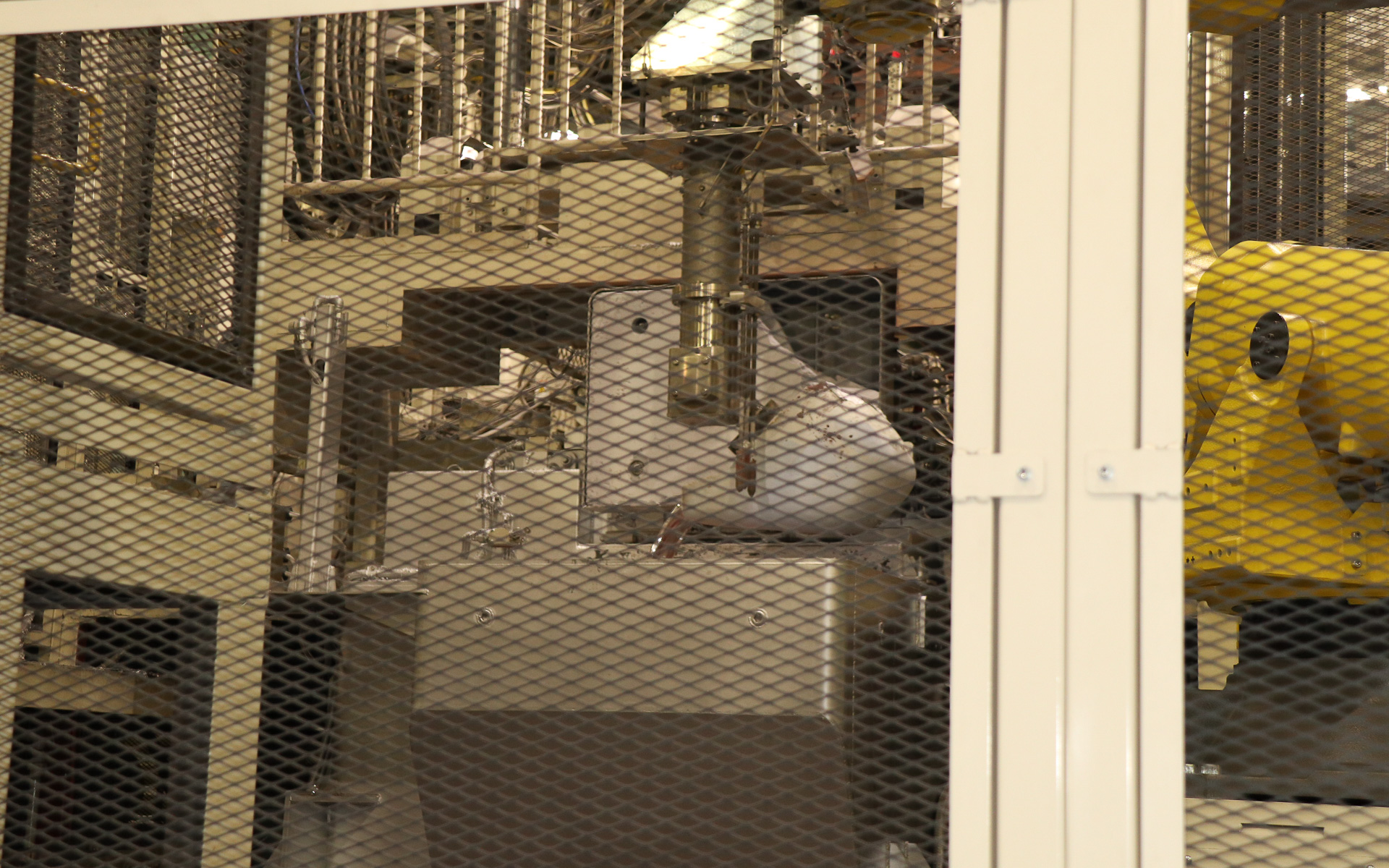 ロボットアームが溶けたアルミを鋳型に流し込んでいく