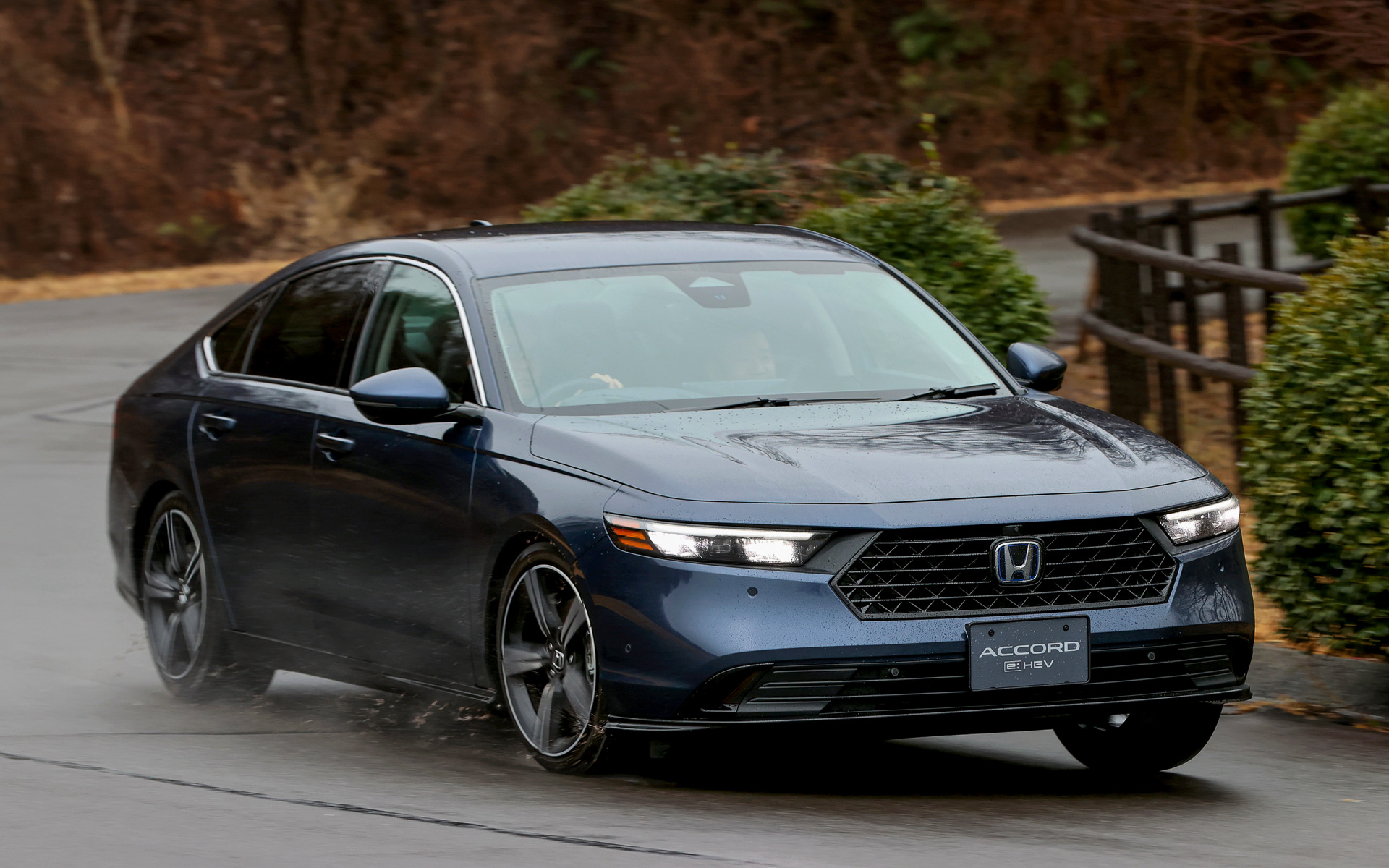 新型はアクセルを踏んだ瞬間からエンジン回転がリニアに引き上げられていく感じが気持ちイイ