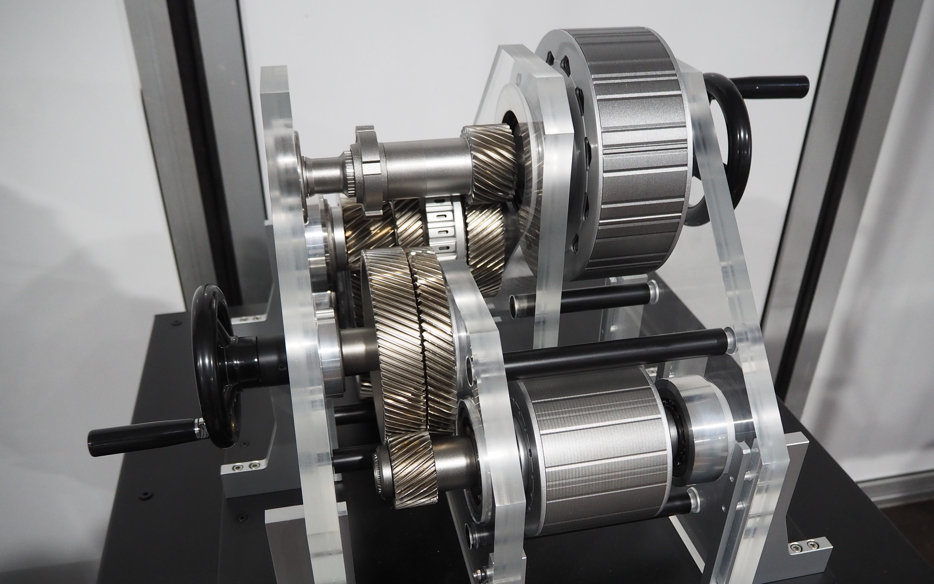 回転させる取っ手が付いていて、回すことで2モーター内蔵電気式CVTの作動が分かる。名称はCVTだけど、金属ベルトは使用していない