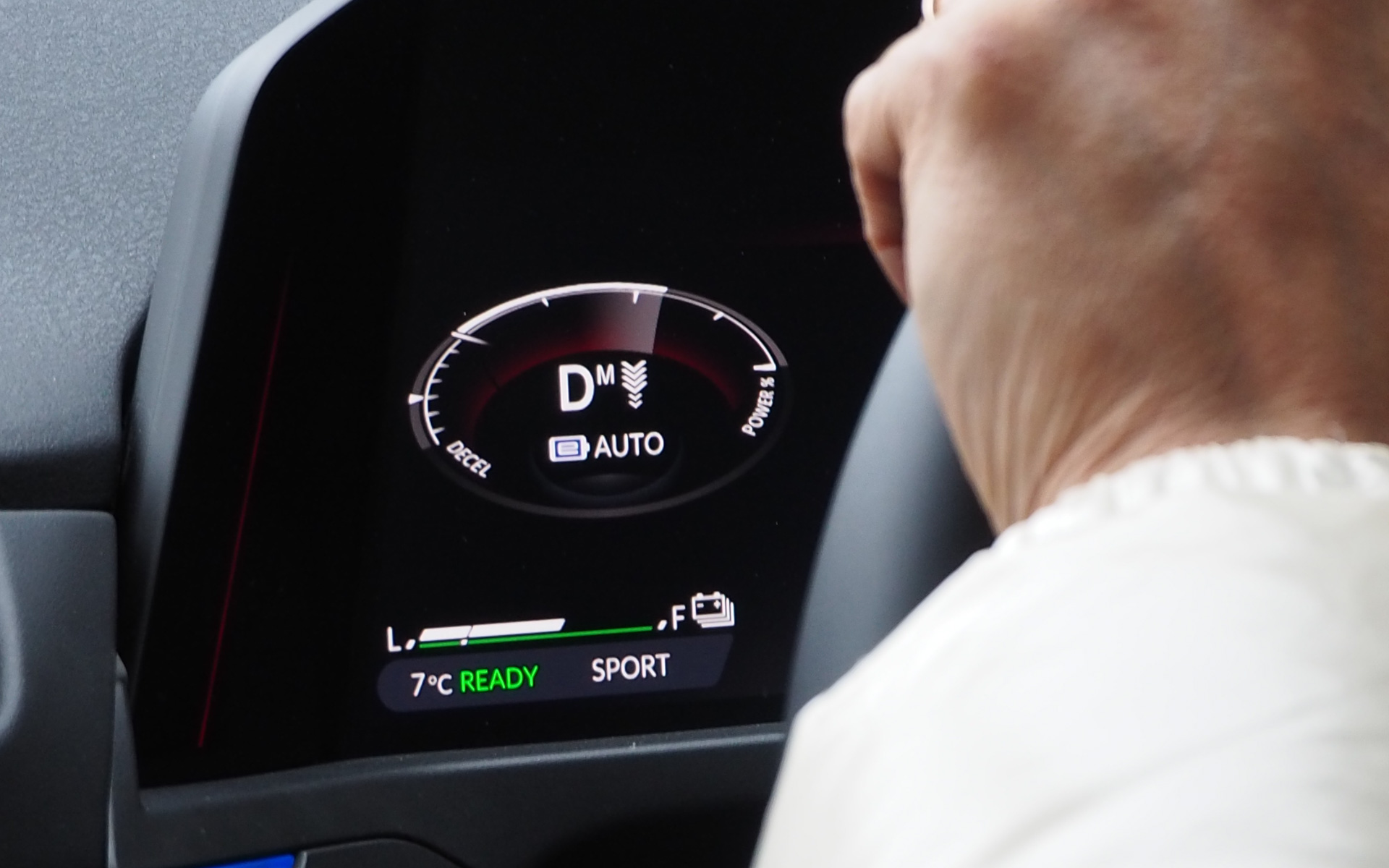 運転席のメーターに表示される下向きの「Ｖ」が回生量を示すマーク。写真では6段階の4を使用している状態