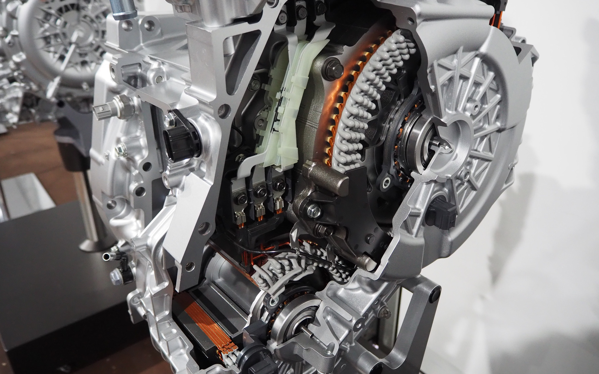 右上の大きい円がトラクションモーター、左下の小さい円がジェネレーター