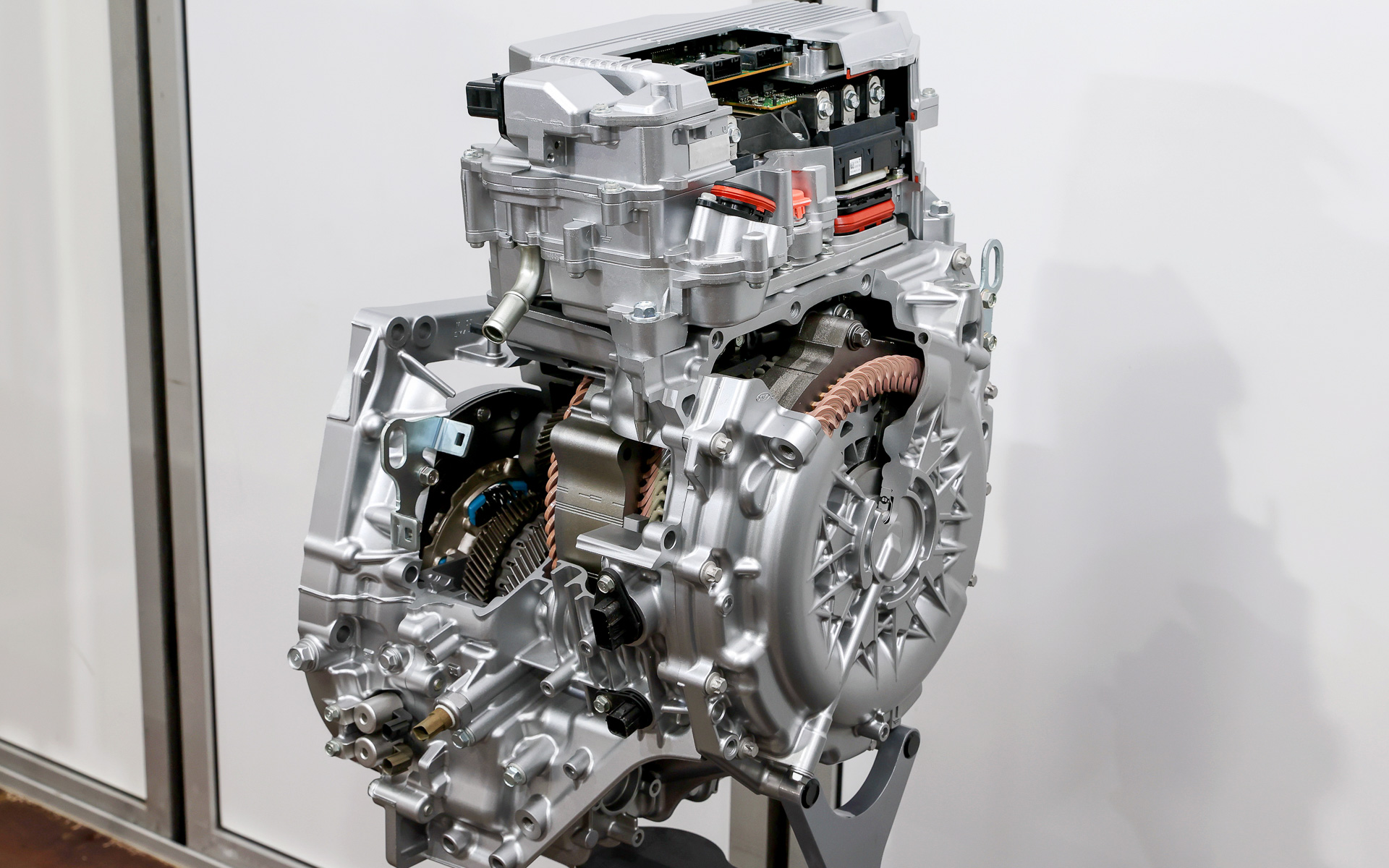 旧型はトラクションモーターとジェネレーターが同サイズで並列に並んでいる