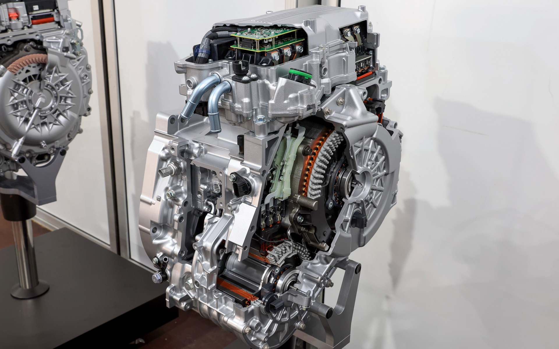 この並行軸配置2モーター内蔵電気式CVTがエンジンの横に配置される