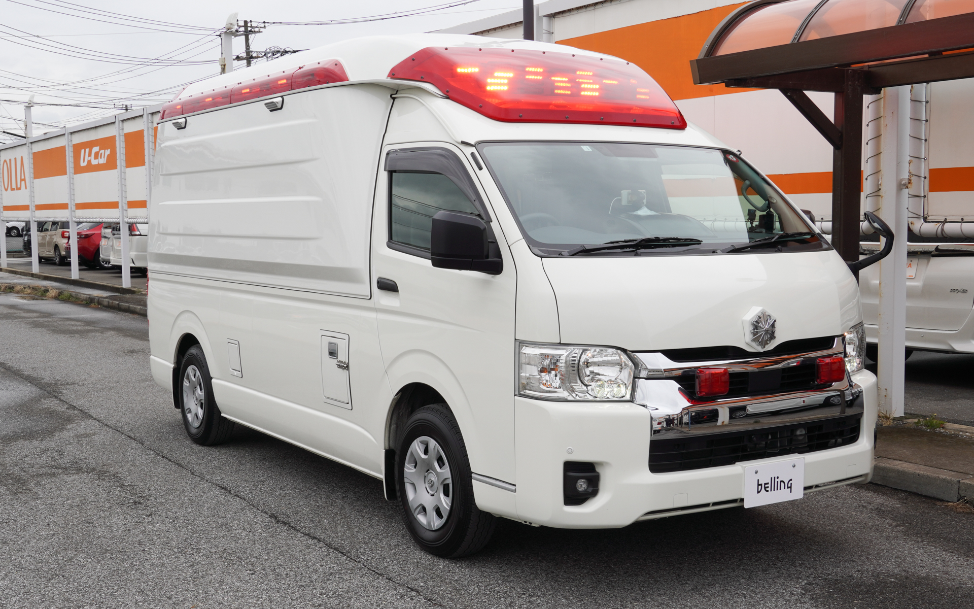 ベルリングのC-CABIN。ハイエースバンがベース車となるが、外観上では右側サイドパネルを垂直に立て室内空間を広げていることが特徴となる