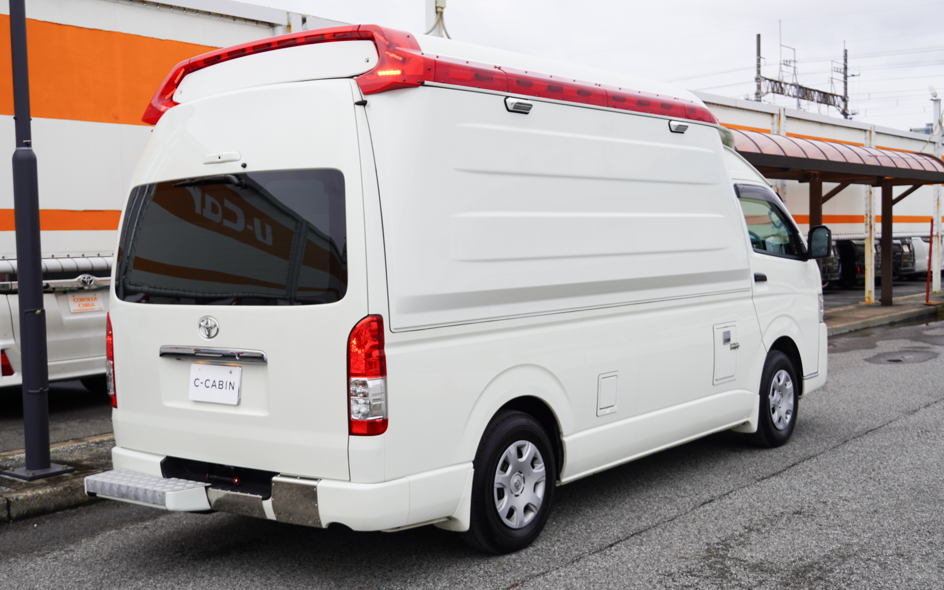 ベルリングのC-CABIN。ハイエースバンがベース車となるが、外観上では右側サイドパネルを垂直に立て室内空間を広げていることが特徴となる