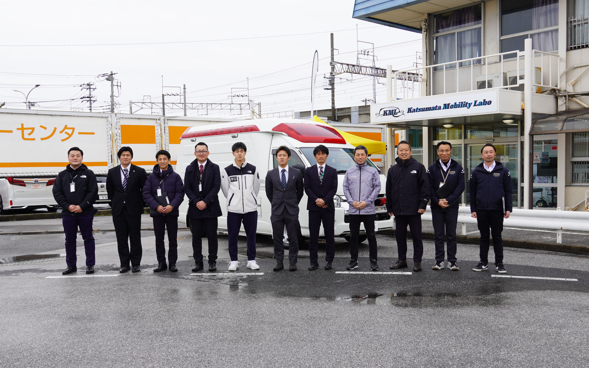 「救急車 運転講習会」に参加した消防隊員とスタッフたち