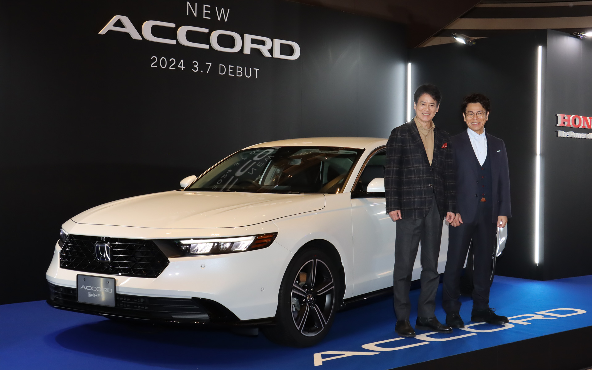 新型「アコード」発売記念イベントに出席した俳優の唐沢寿明さん（左）と新型アコード開発責任者の横山尚希氏（右）