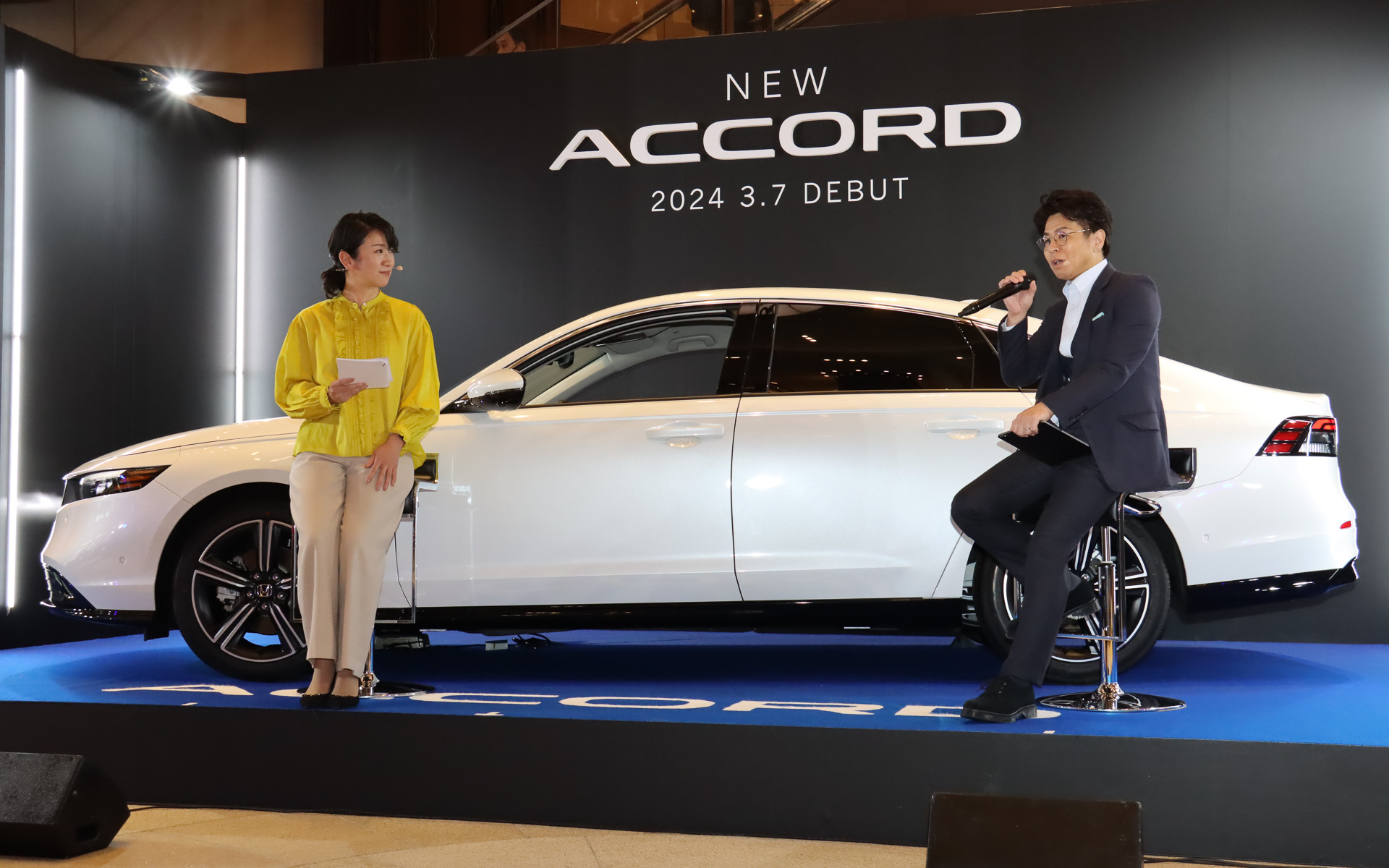 横山氏と藤島氏の2人が新型アコードの改良ポイントなどについて説明した