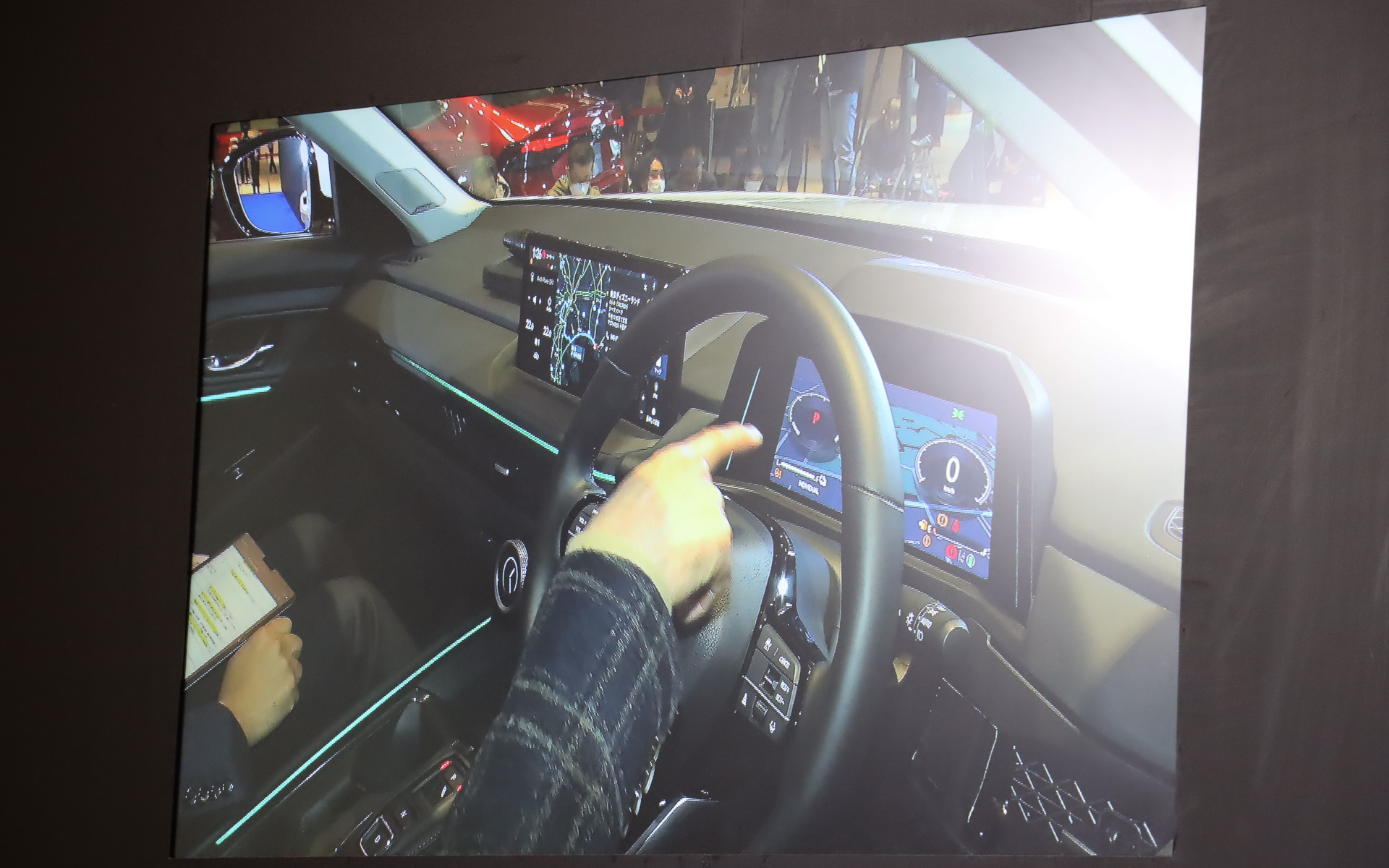 前方を見たままエアコンを操作したり、メーターにカーナビのルート案内を表示できる機能が安全でいいと唐沢さん