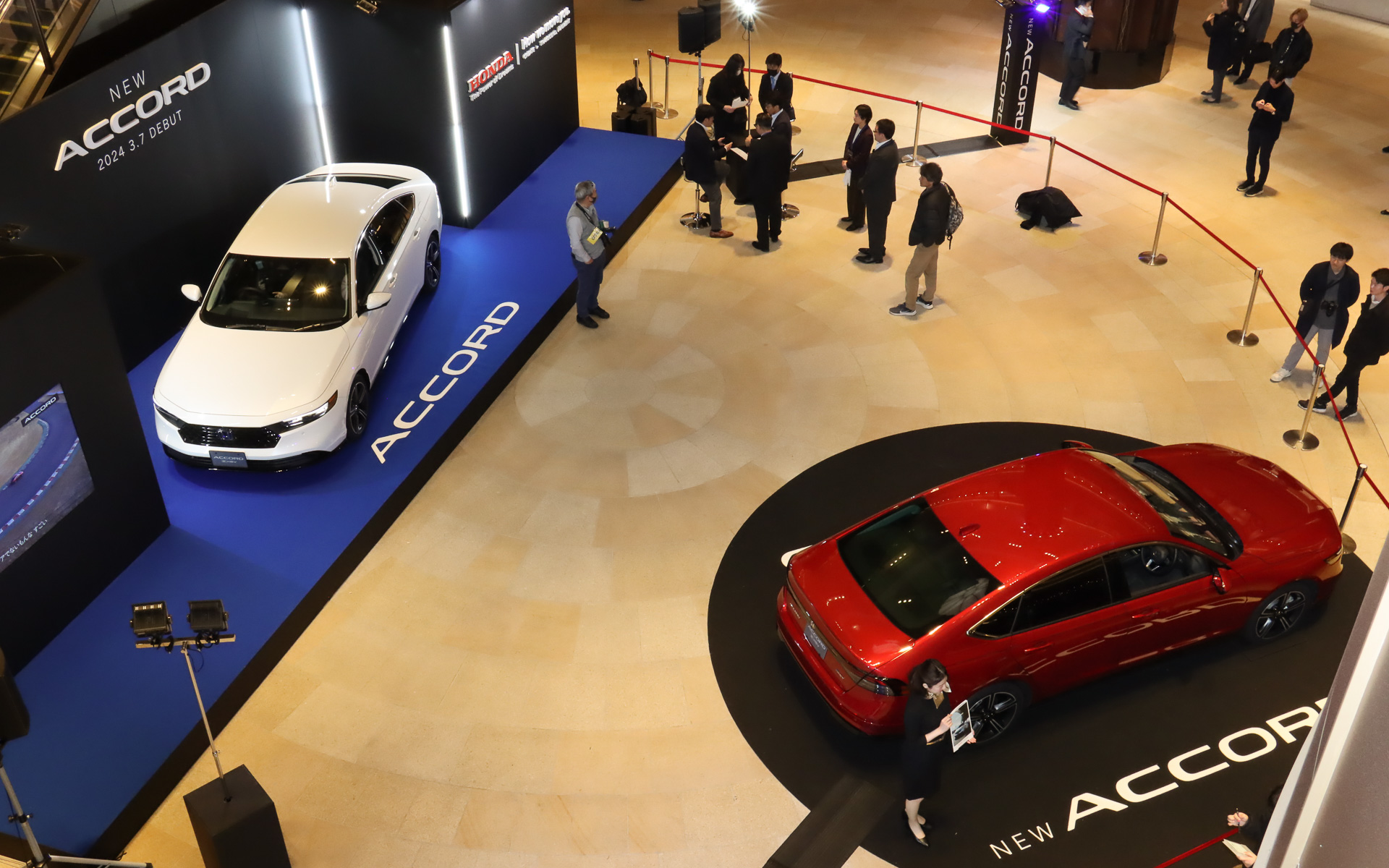 会場となった東京ミッドタウン日比谷 1階アトリウムには色違いで2台の新型アコードを車両展示