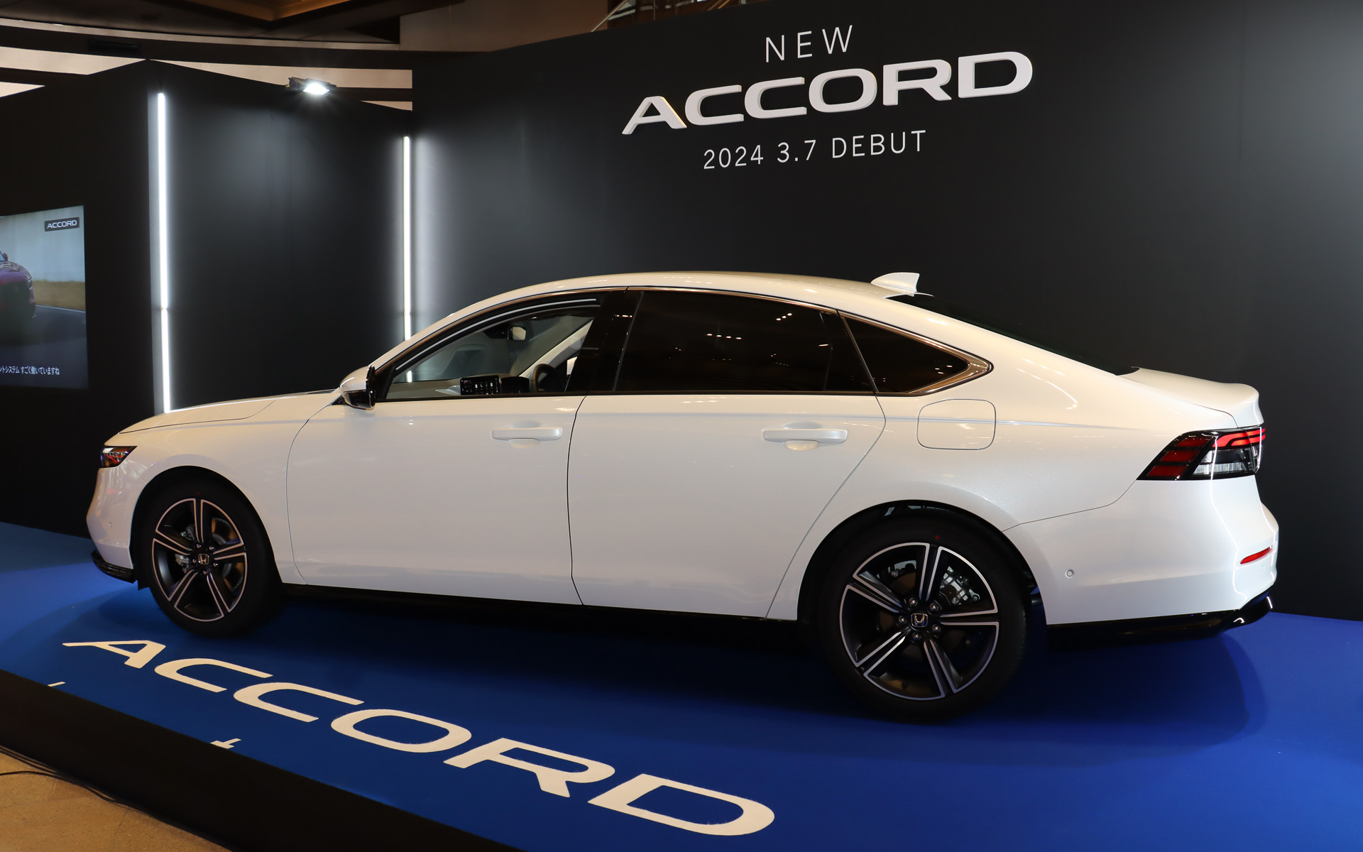 「プラチナホワイト・パール」の新型アコード