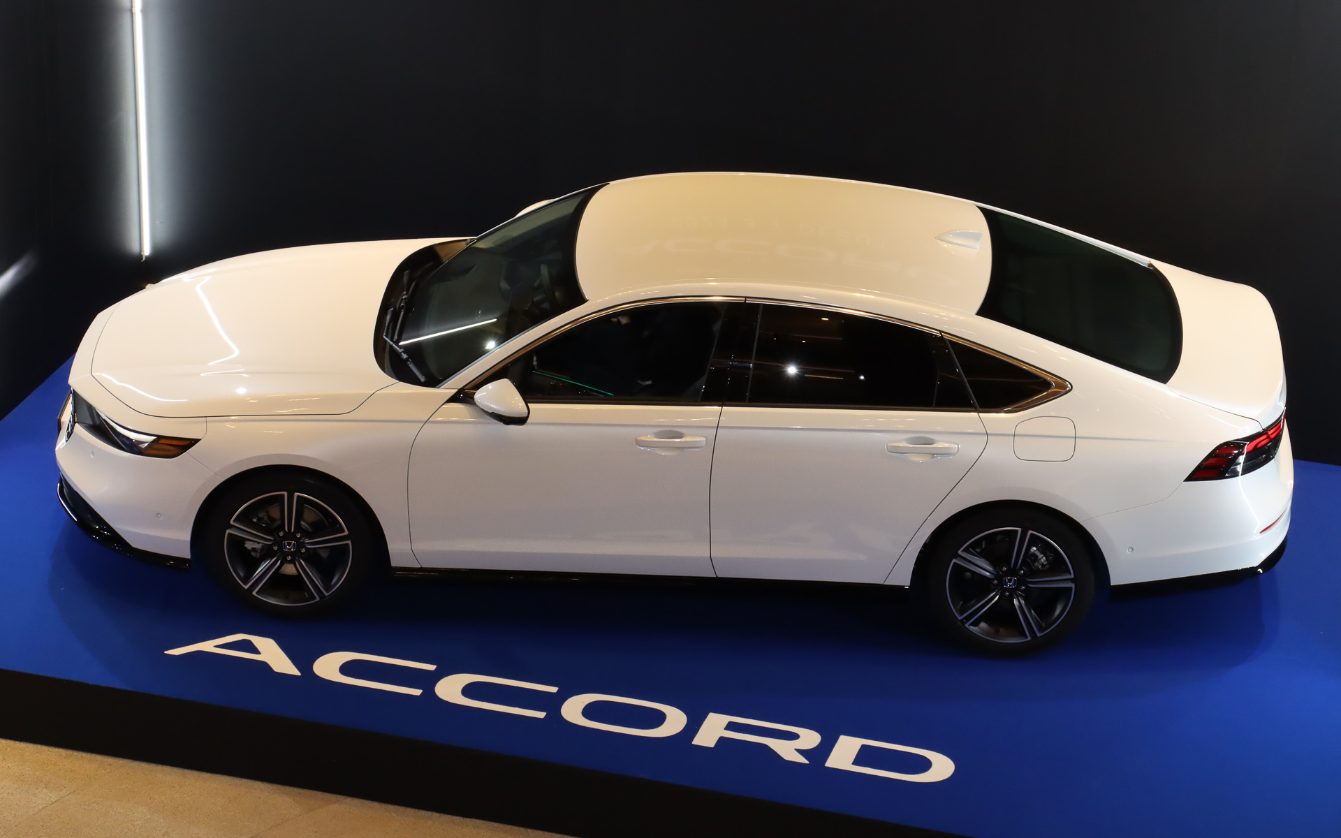「プラチナホワイト・パール」の新型アコード