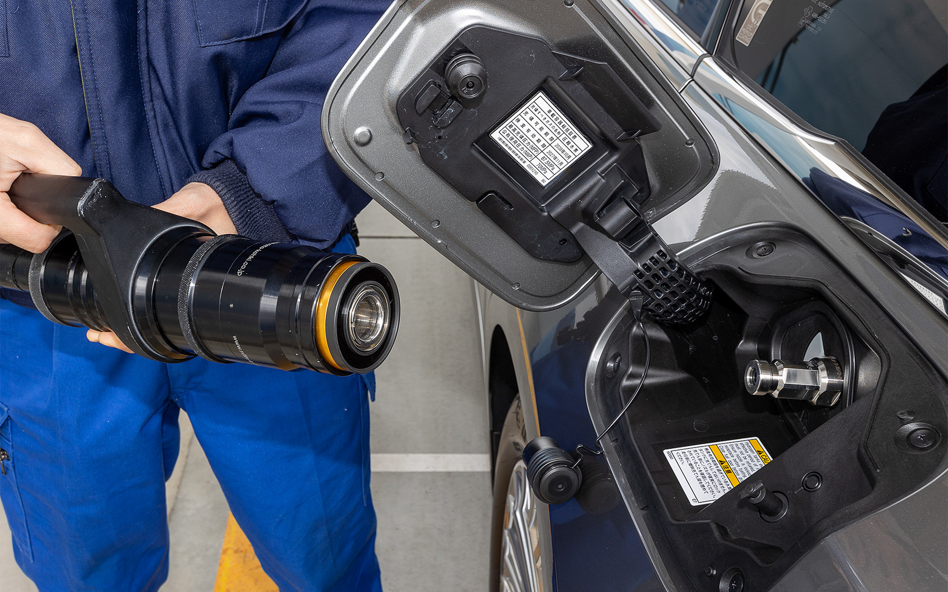 充填時間は乗用車で約3分とガソリン給油に近い感覚。セルフではなくステーションのスタッフが充填してくれる