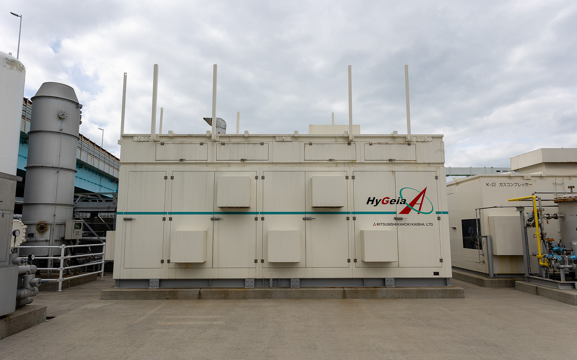 福岡市水素ステーションの内側にある「HyGeia-A」という小型オンサイト水素製造装置。中部水処理センターから送られてきたバイオガスと水蒸気を反応させるなどして改質し、製品としての水素を作る