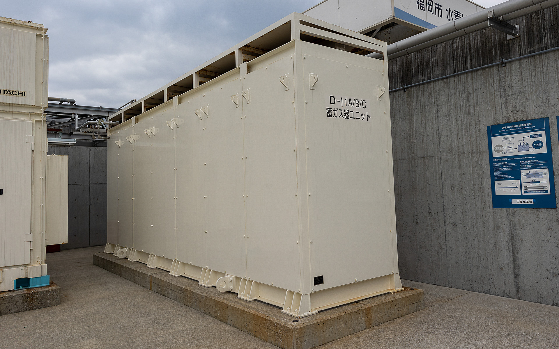 タンクに蓄えた水素は、カードルと呼ばれる集合容器で出荷もできるので、水素ステーションから市内の需要のあるところへ運ぶことも可能（写真は水素ステーションにある、水素を高圧で貯蔵するタンク）