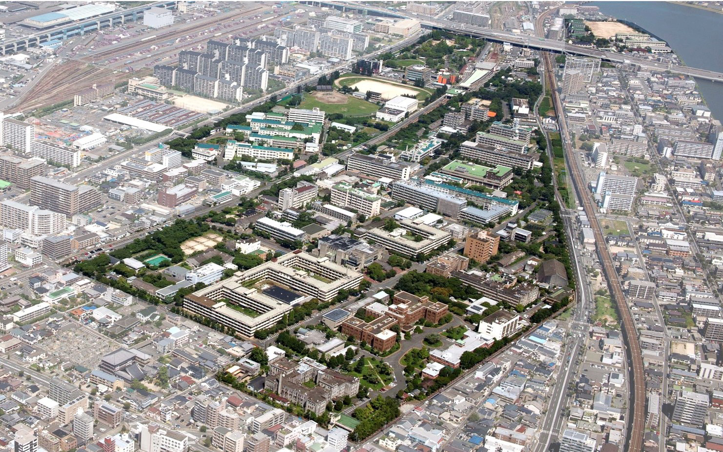 福岡市中心部にある九州大学箱崎キャンパスの跡地に、水素供給パイプラインを実装する予定であるなど「福岡市水素リーダー都市プロジェクト」の計画は世界最先端の取り組みになっている