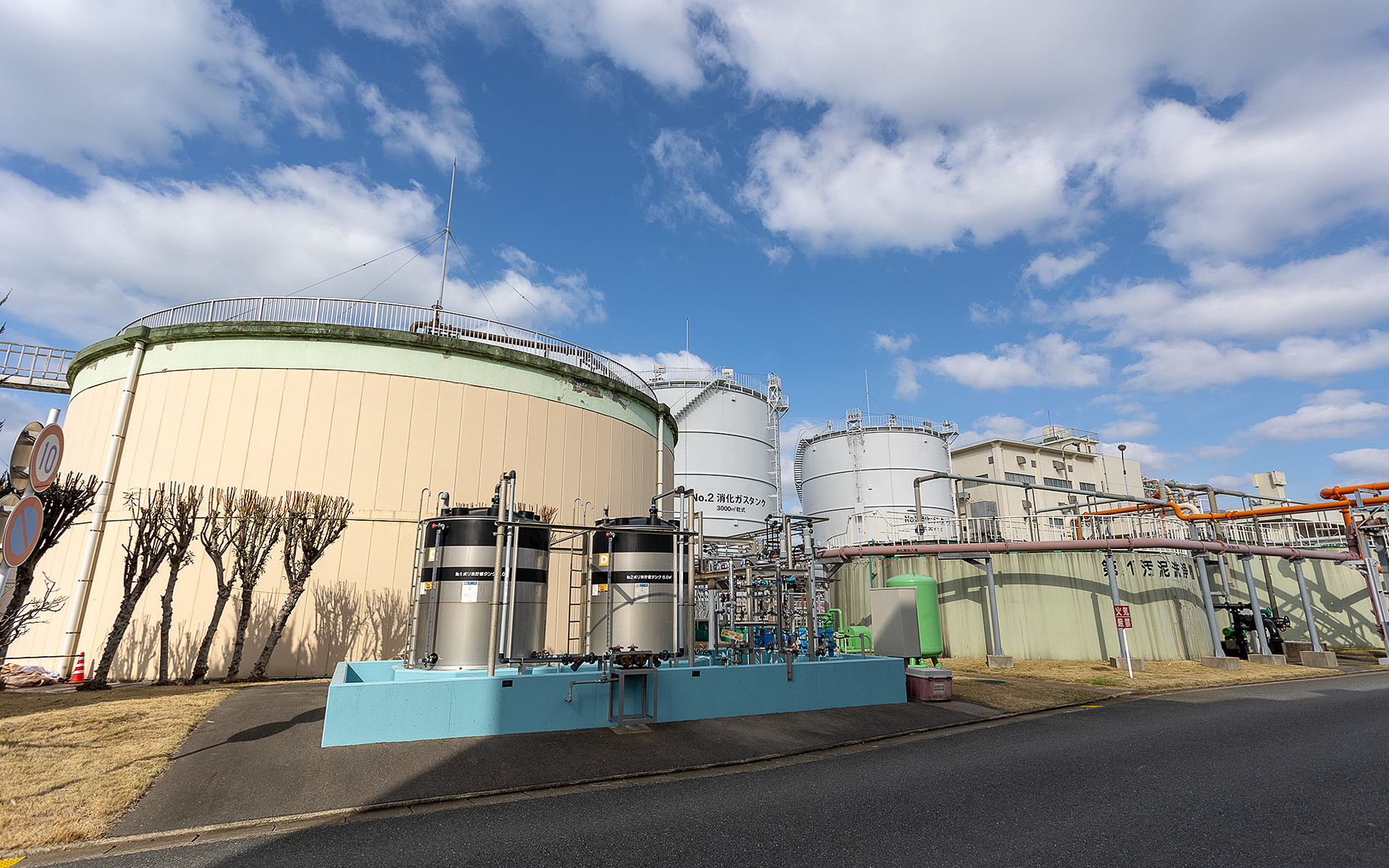 中部水処理センターの下水から取り出されたバイオガスをためるタンク（中央部）。カーボンニュートラルで作られたバイオガスは、このタンクからパイプラインで隣に位置する福岡市水素ステーションへ送り出される