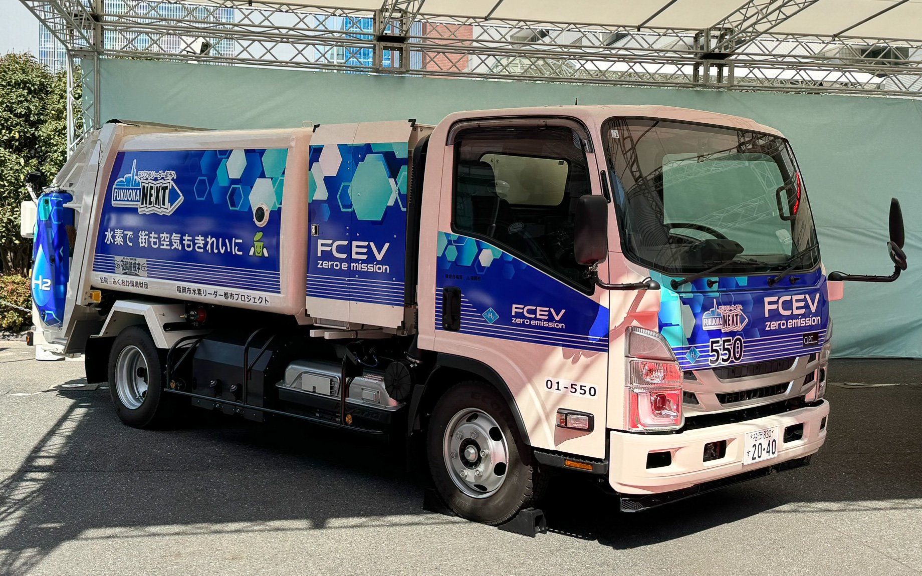 3月8日から実証を開始したFCパッカー車。日本で初めて水素で走るFCパッカー車で、深夜にゴミ収集を行なう福岡市では、FCEVならではの静かさや長距離走行が期待されている