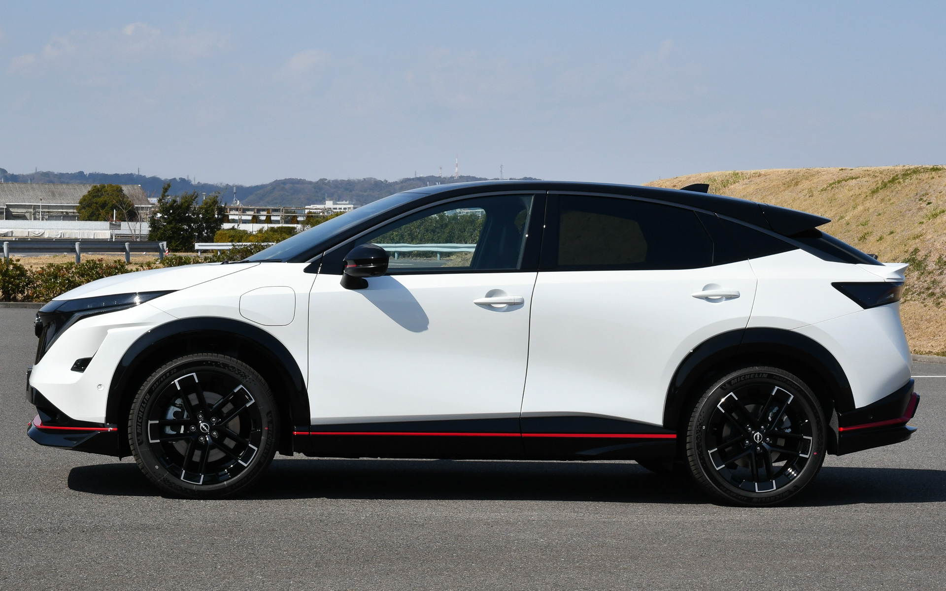 アリアNISMOのエクステリアではNISMO専用のバンパー、リアスポイラー、ドア・サイドモールを採用し、空気抵抗の低減とダウンフォースの向上を両立。ボディサイズは4650×1850×1650～1660mm（全長×全幅×全高）、ホイールベースは2775mm。車両重量はグレードによって2080～2220kgとなっている