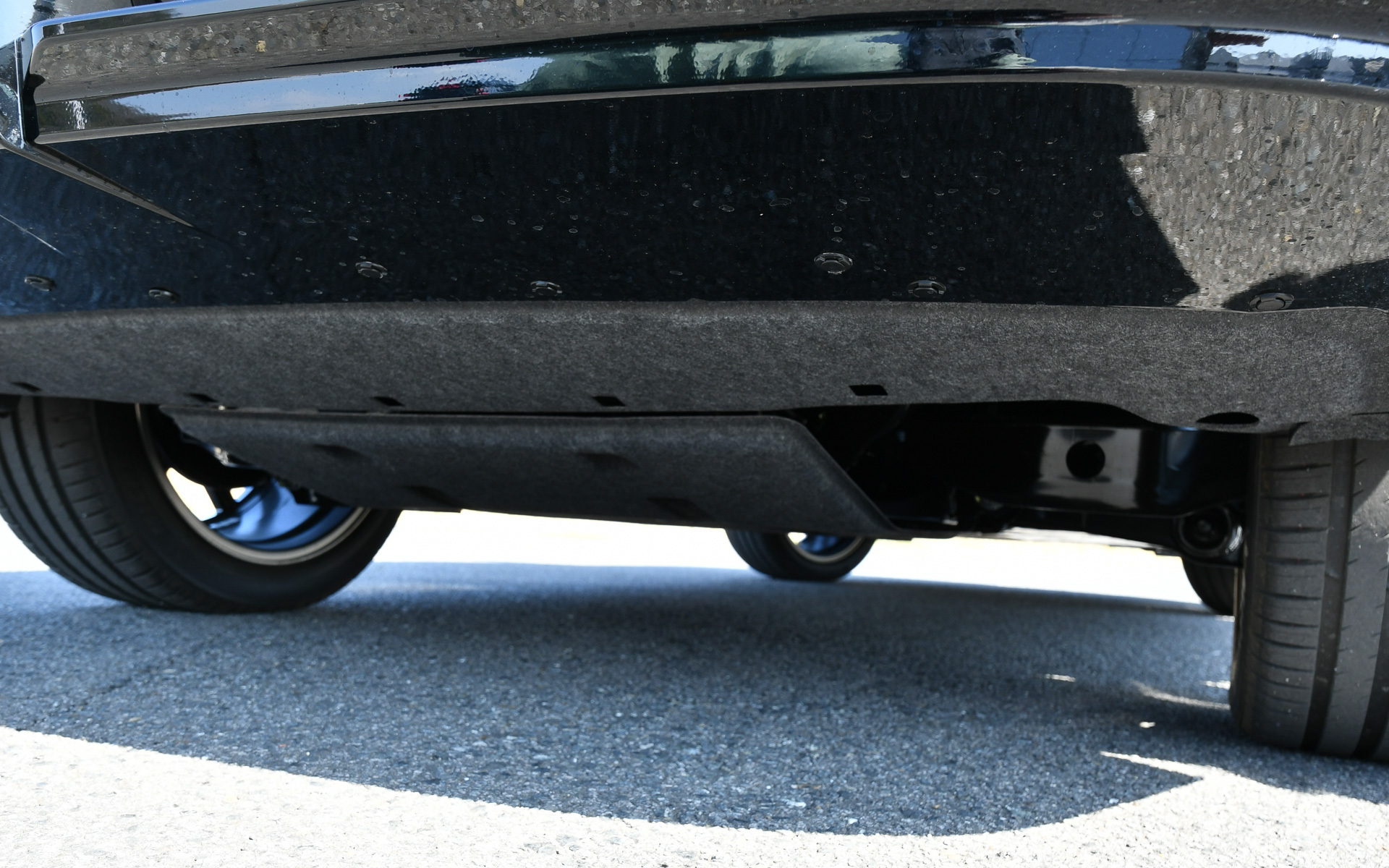 アリアNISMOのエクステリアではNISMO専用のバンパー、リアスポイラー、ドア・サイドモールを採用し、空気抵抗の低減とダウンフォースの向上を両立。ボディサイズは4650×1850×1650～1660mm（全長×全幅×全高）、ホイールベースは2775mm。車両重量はグレードによって2080～2220kgとなっている