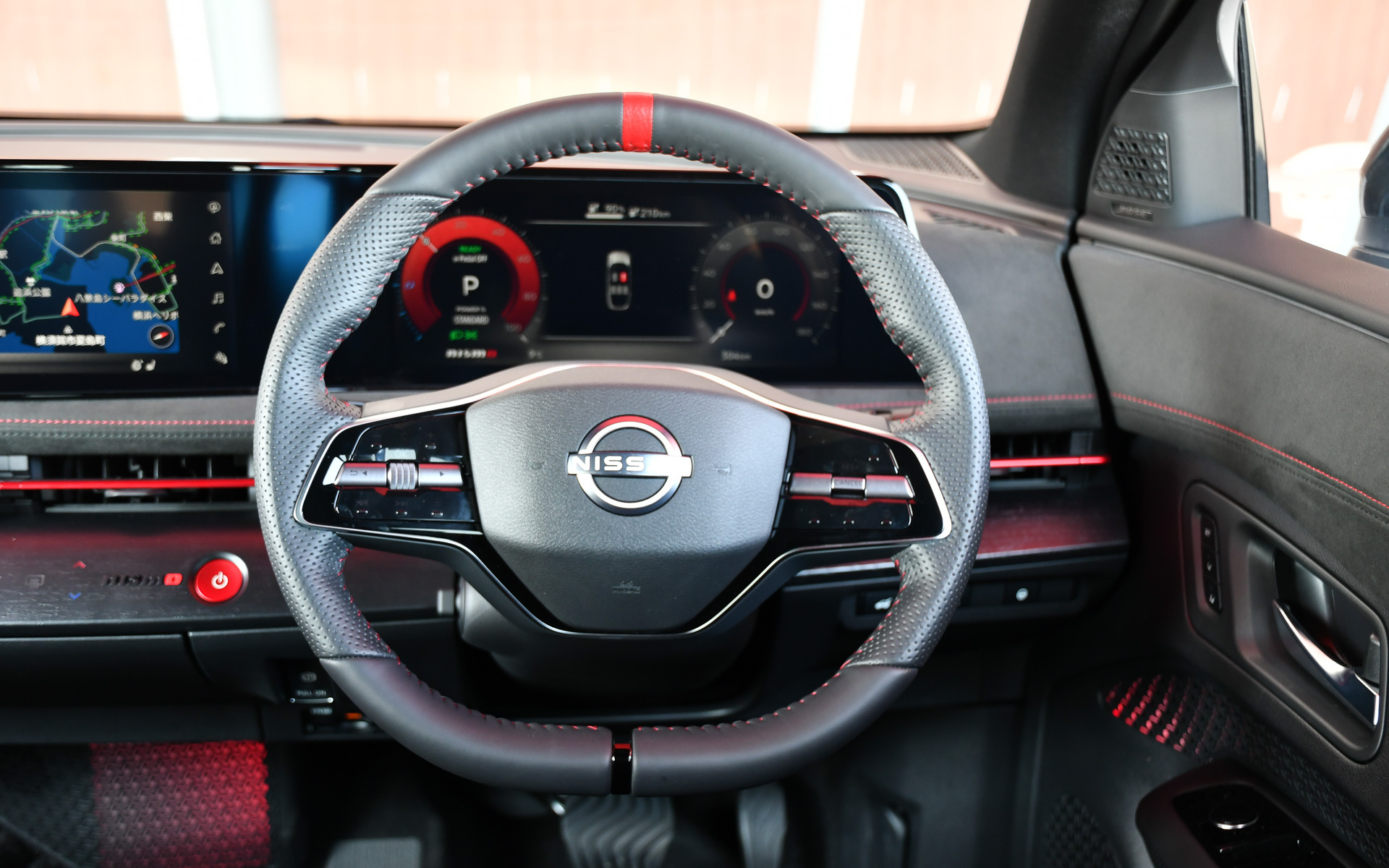 インテリアは黒基調でレッドアクセントを配したデザイン。NISMOロゴ入りの専用シートも採用する